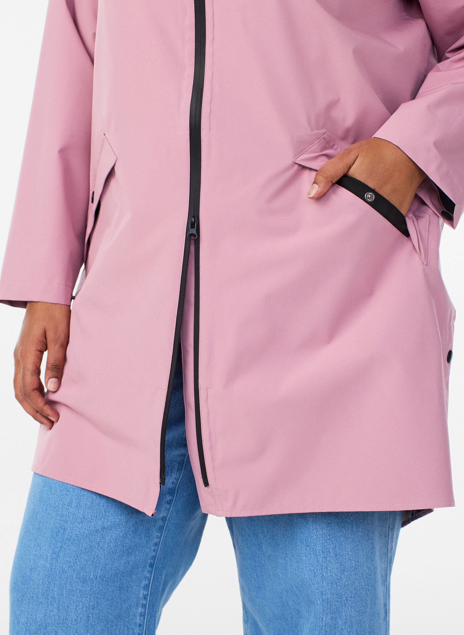 Zizzi Veste de pluie avec poches et capuche, Rose, Model image number 3