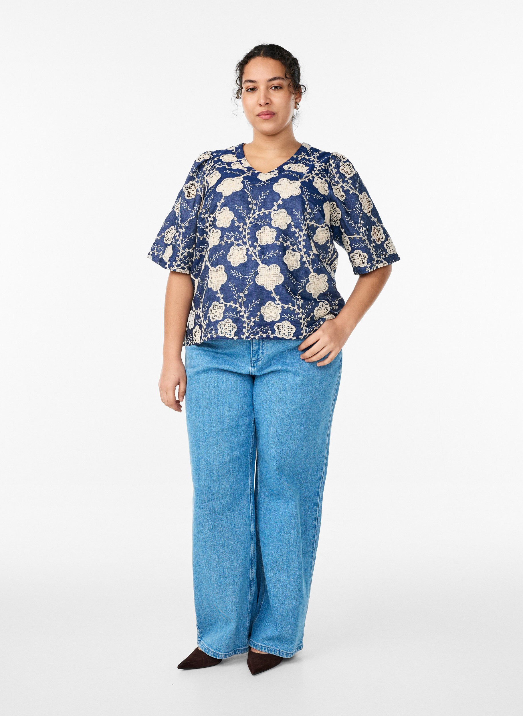 Zizzi Blouse avec col en V et motif brod&eacute;, Bleu, Model image number 1