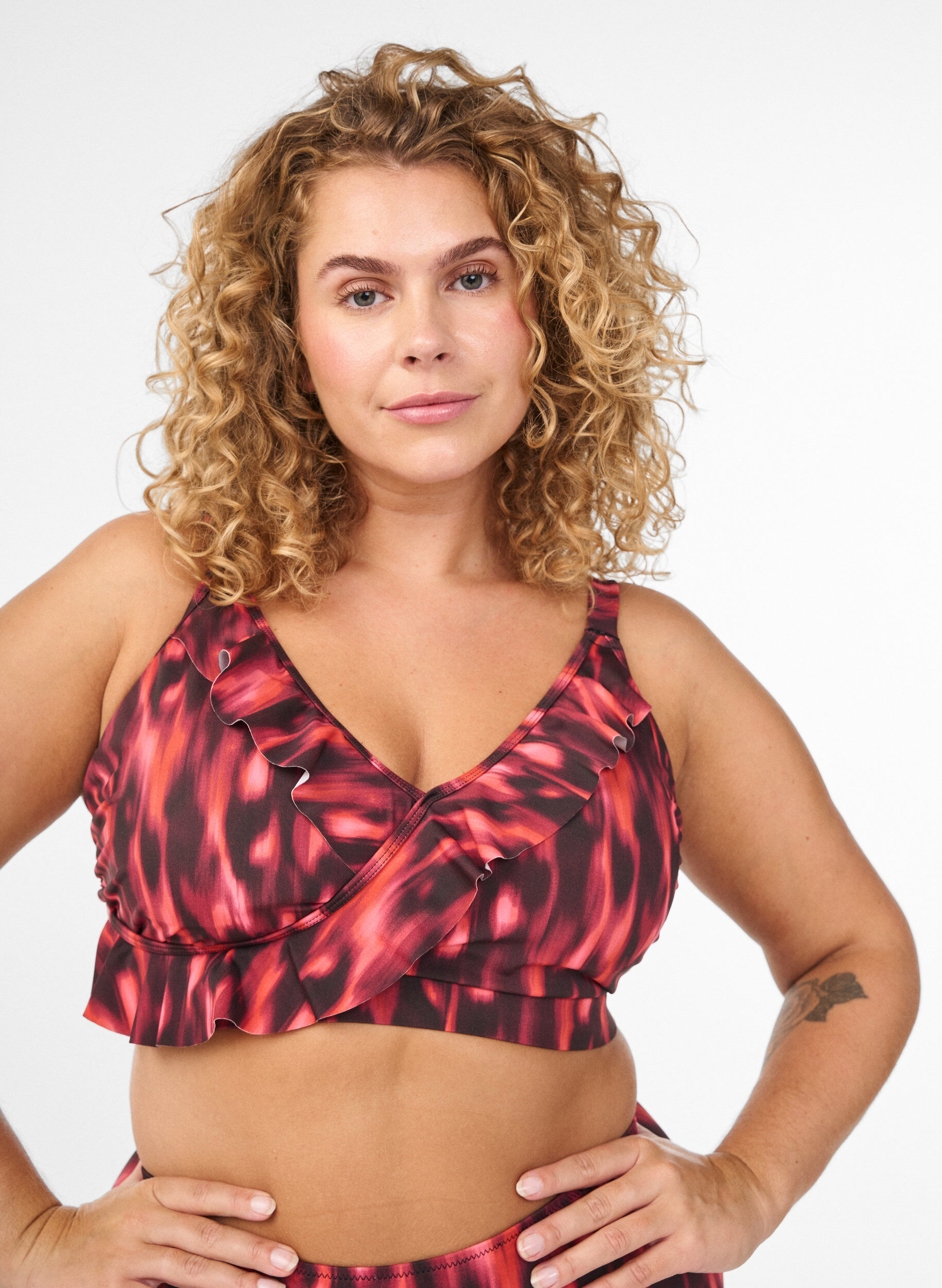 Haut de bikini avec imprim&eacute; et d&eacute;tails &agrave; volants, Rose, Model