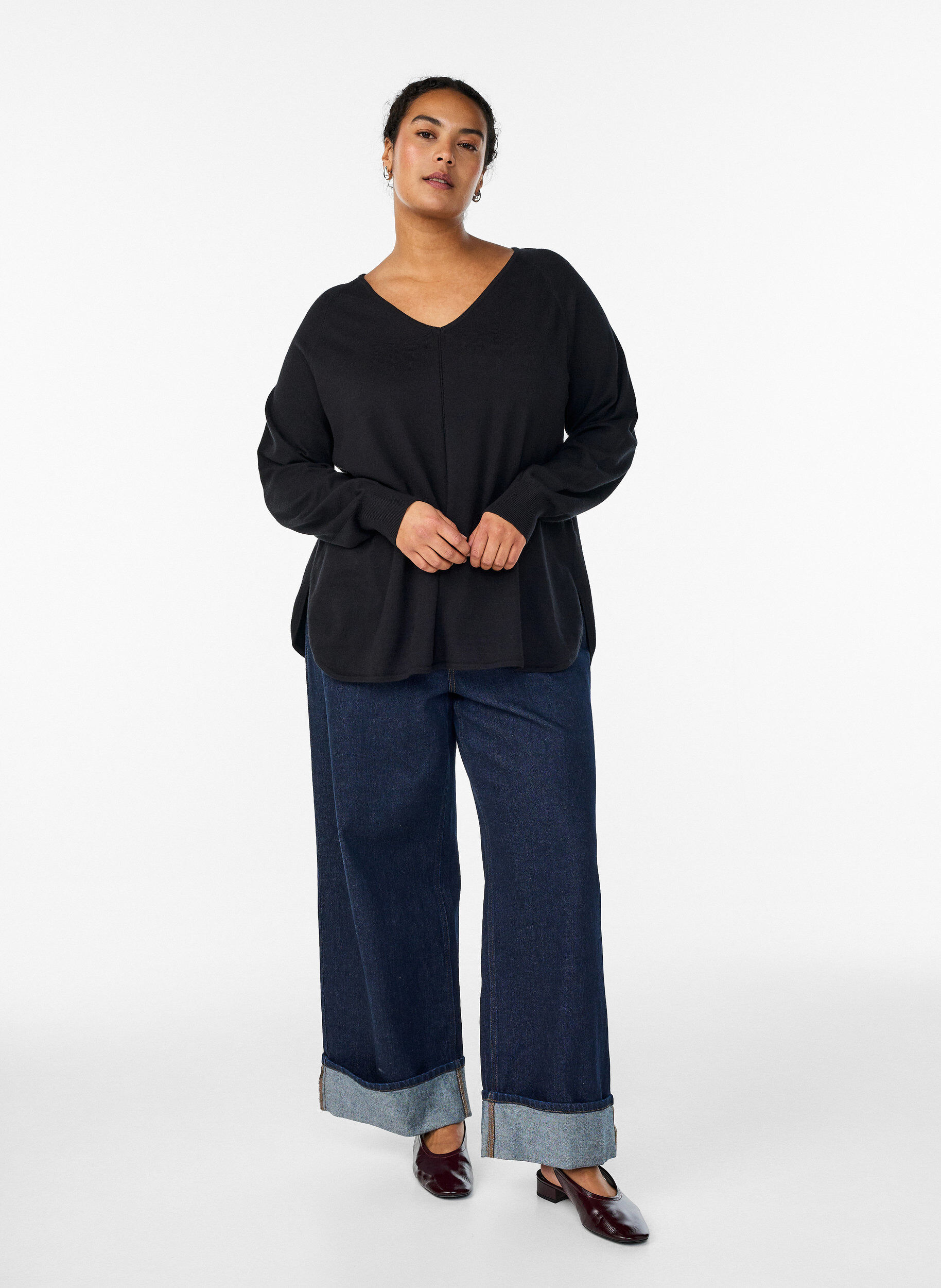 Zizzi Blouse en fine maille avec col V et d&eacute;tail devant, Noir, Model image number 1