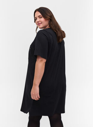T-shirt long en coton avec poche poitrine et rivets, Black, Model image number 1