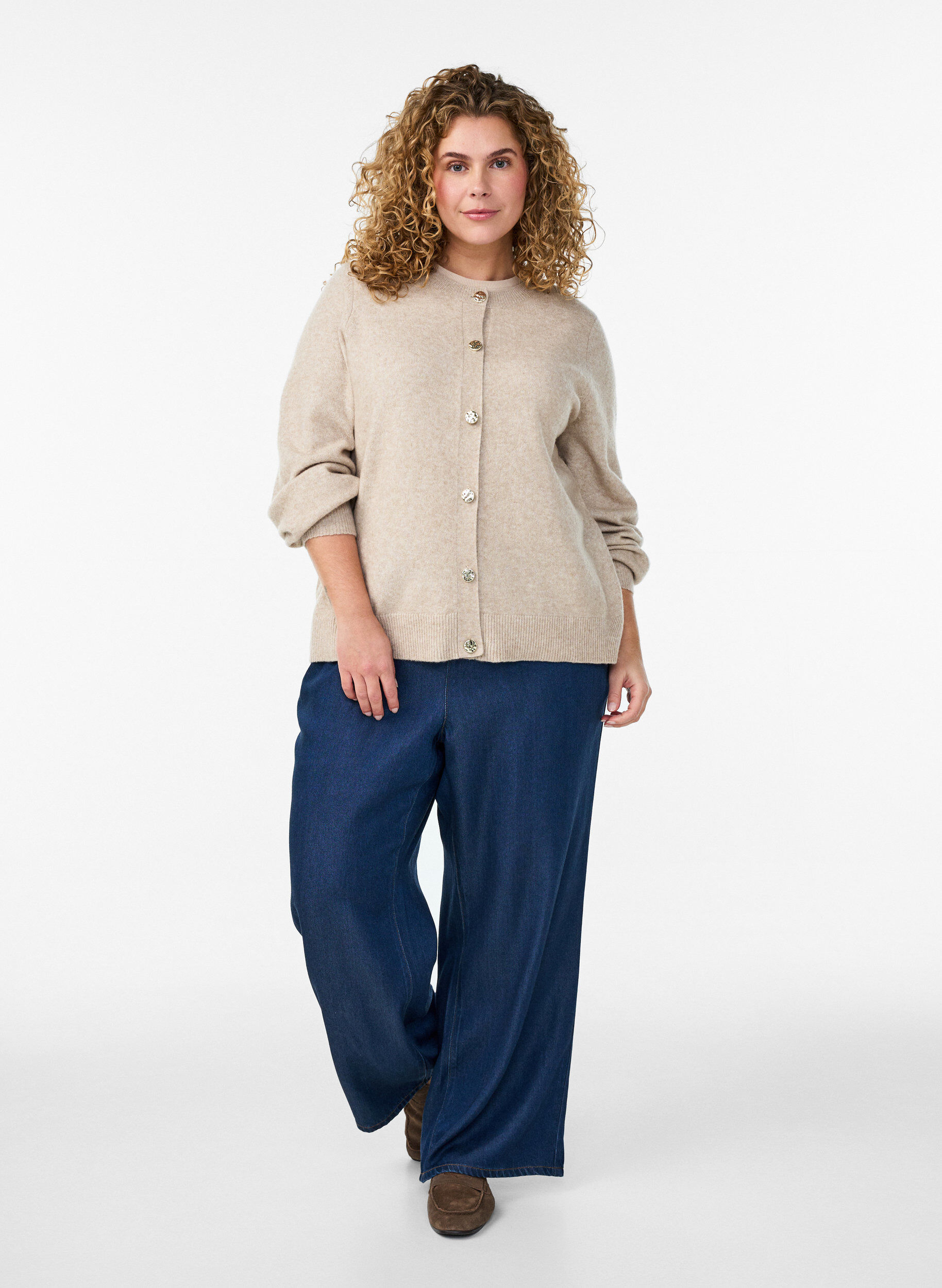ZizziCardigan en maille douce avec boutons dor&eacute;s, Beige, Model image number 1
