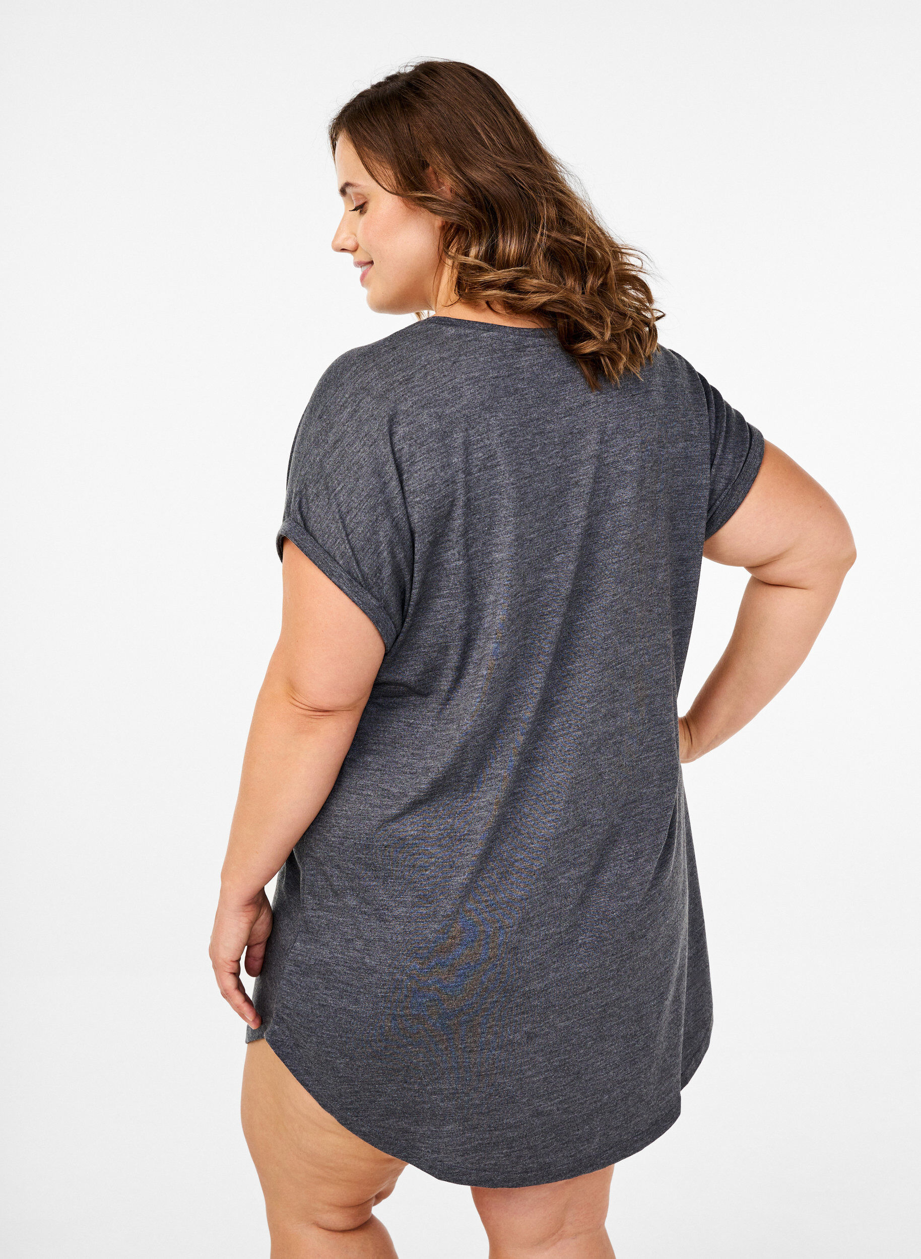 Zizzi Chemise de nuit &agrave; manches courtes avec imprim&eacute; de texte, , Model image number 2