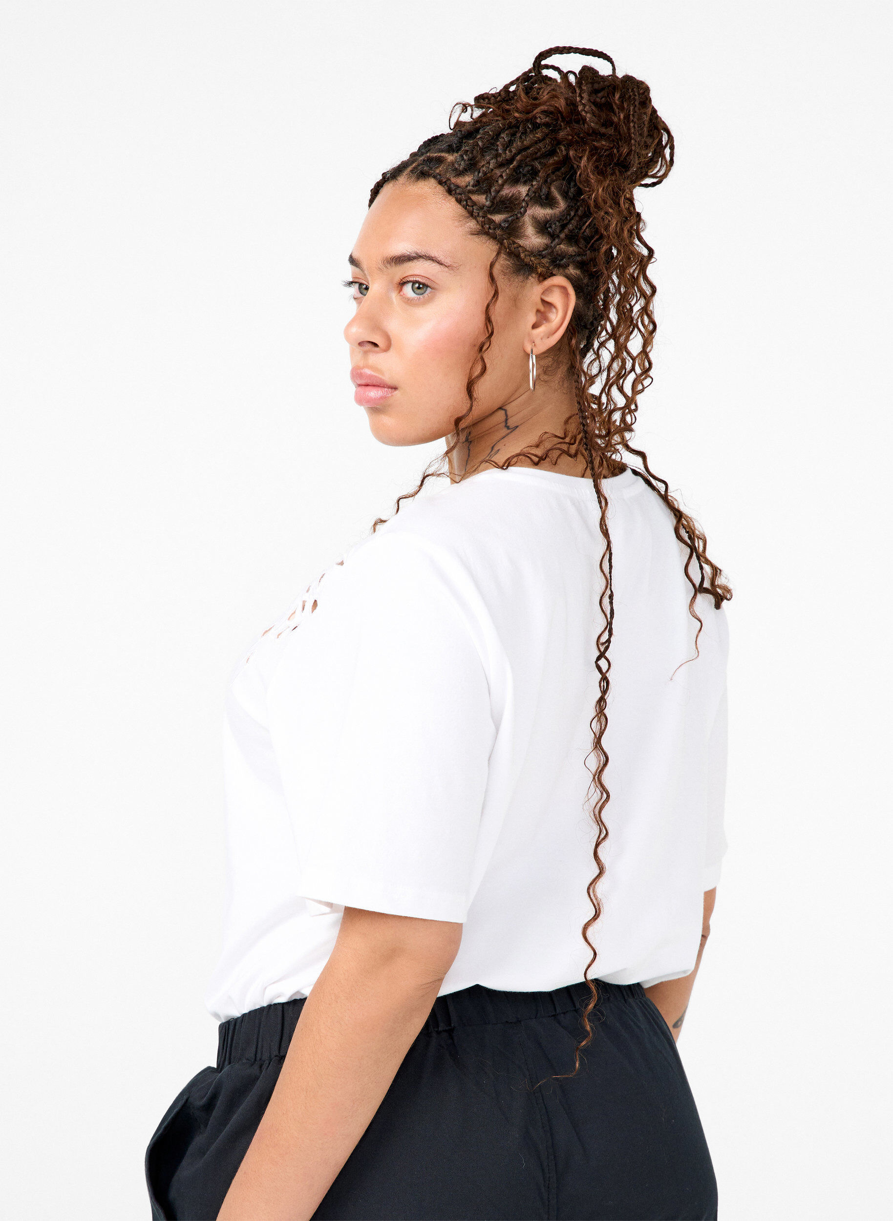 Zizzi T-shirt en coton bio avec d&eacute;tails brod&eacute;s, Bright White, Model image number 1