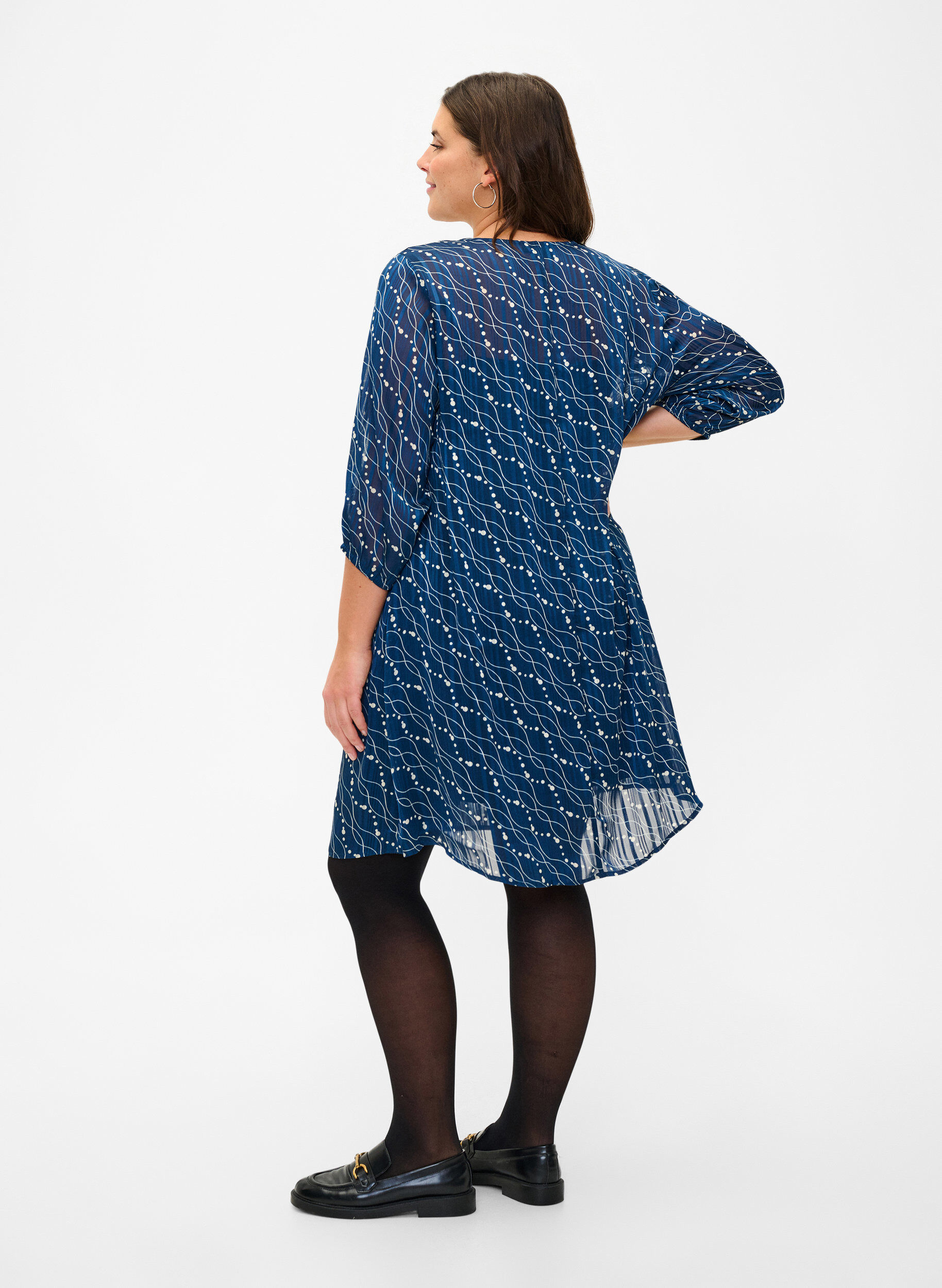 Zizzi Robe imprim&eacute;e avec col en V et manches 3/4, Dress Bl. Swirl AOP, Model image number 1