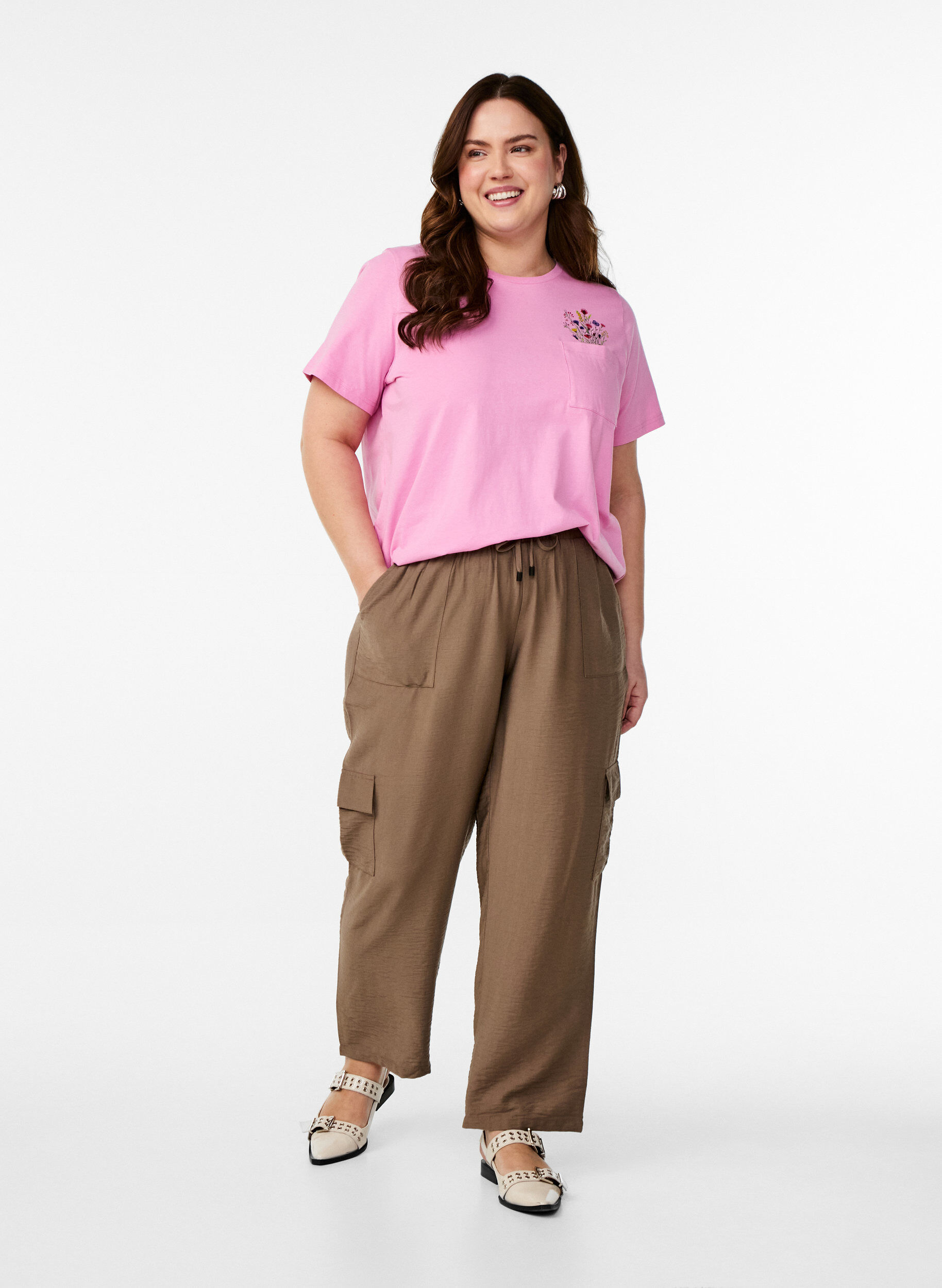 Zizzi T-shirt avec poche sur la poitrine, Rose, Model image number 1