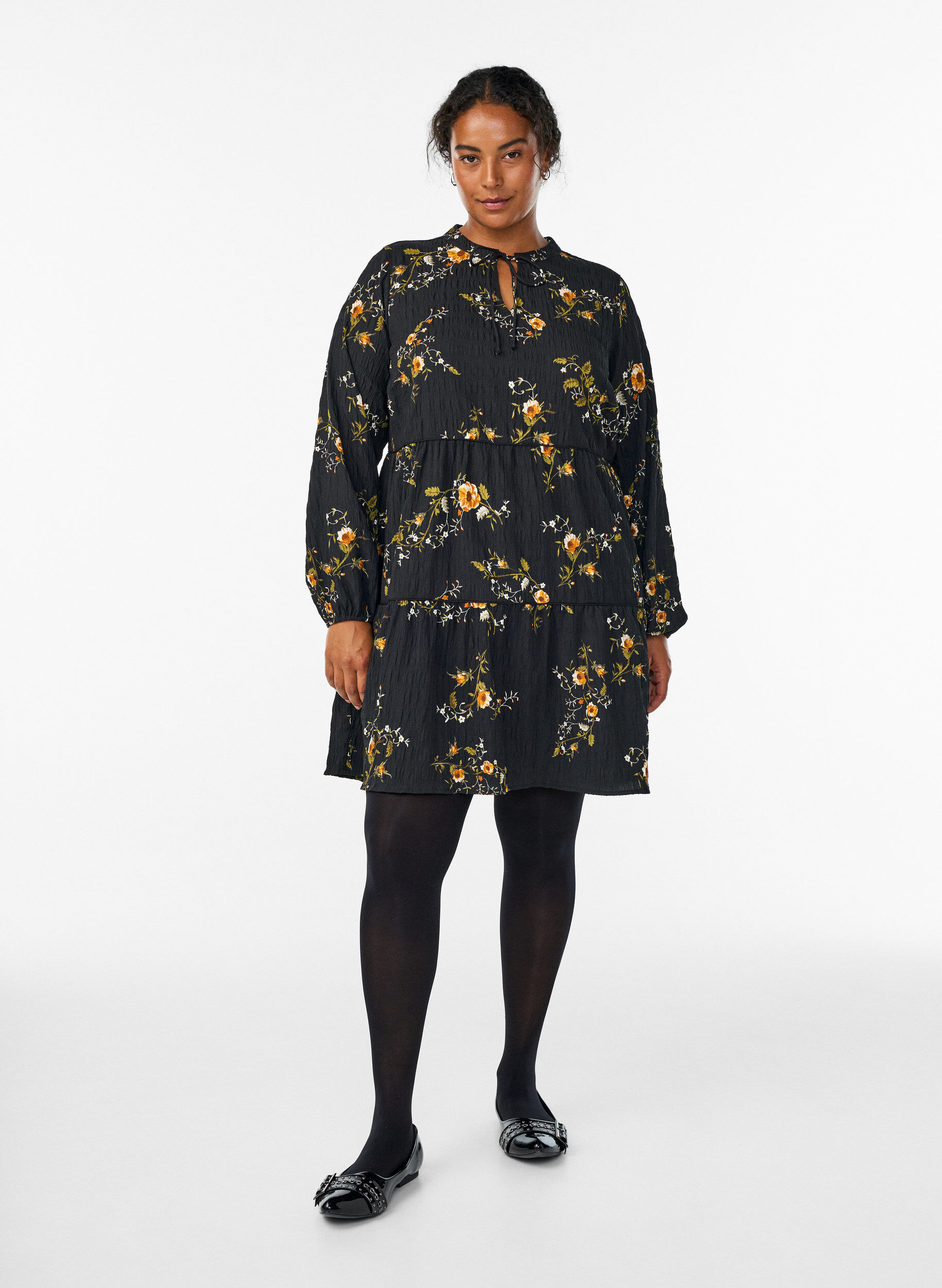 Zizzi Robes &agrave; imprim&eacute; floral avec fermeture &agrave; cravate, Noir, Model image number 1