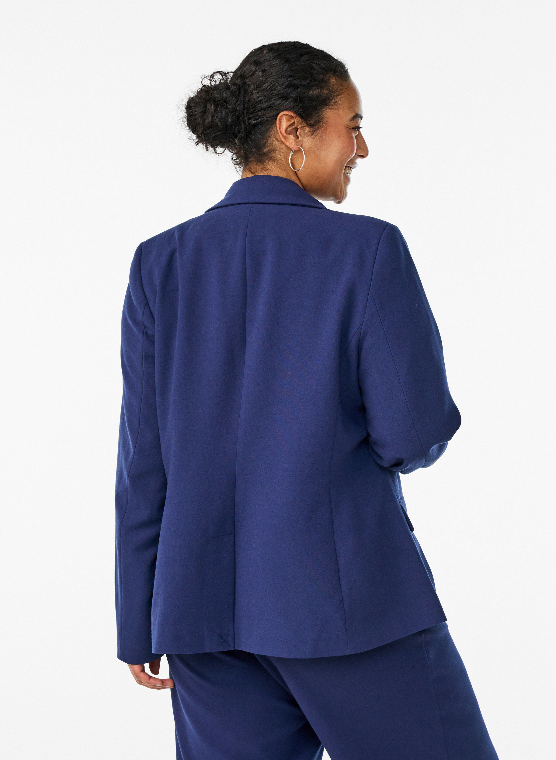 Zizzi Blazer classique avec fermeture &agrave; bouton unique et poches, Bleu, Model image number 2