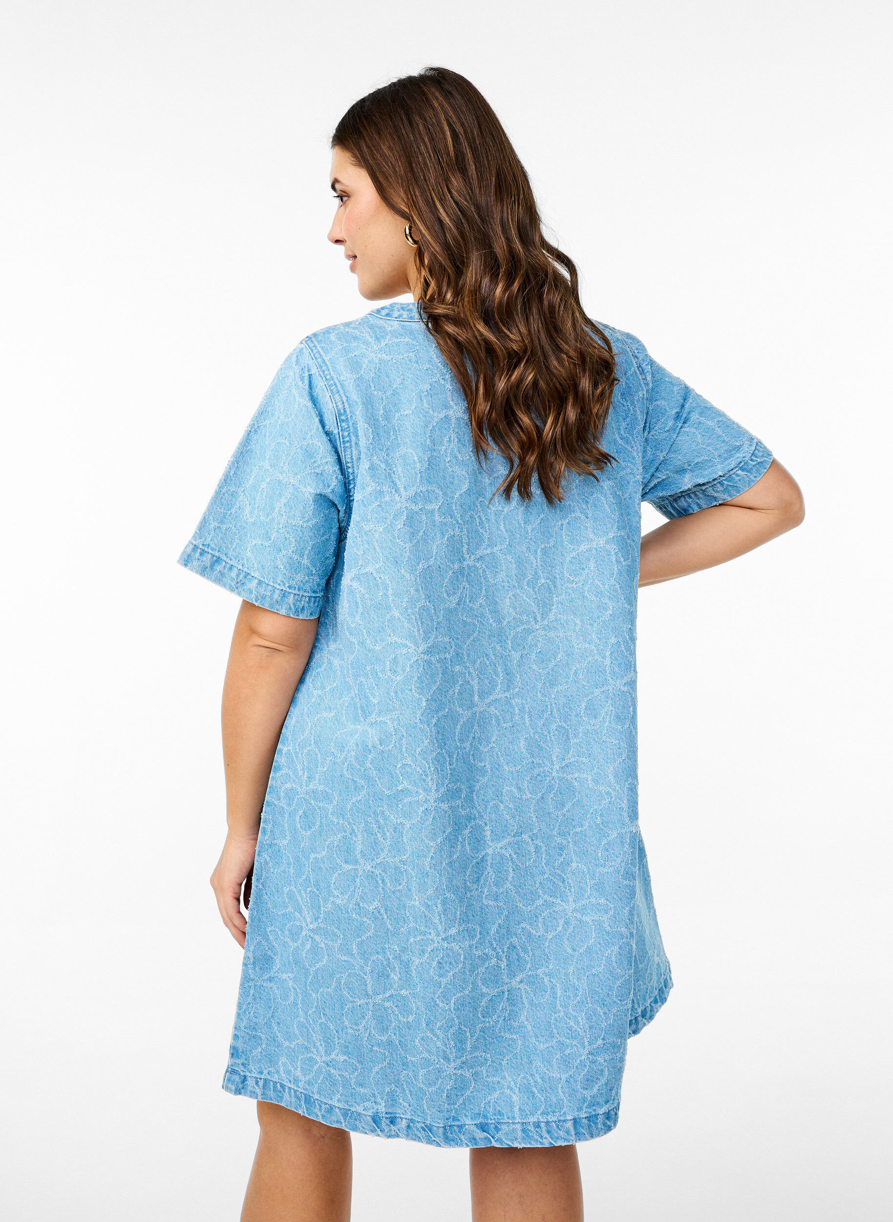 Zizzi Robe courte en jean avec une coupe trap&egrave;ze et un motif floral, Bleu Clair, Model image number 2