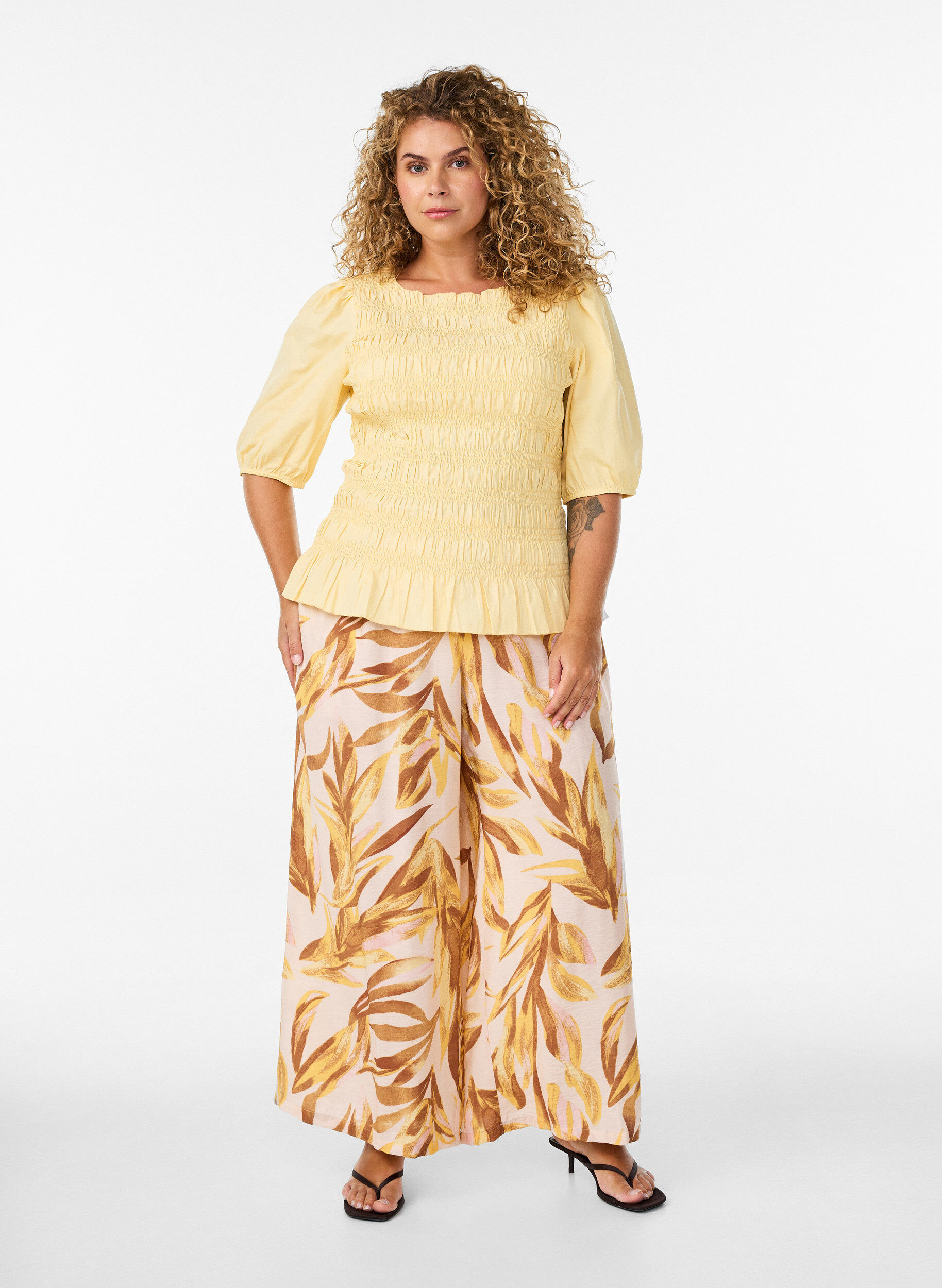 ZizziBlouse smock&eacute;e avec ourlet &agrave; volants et col bateau, Jaune clair, Model image number 1