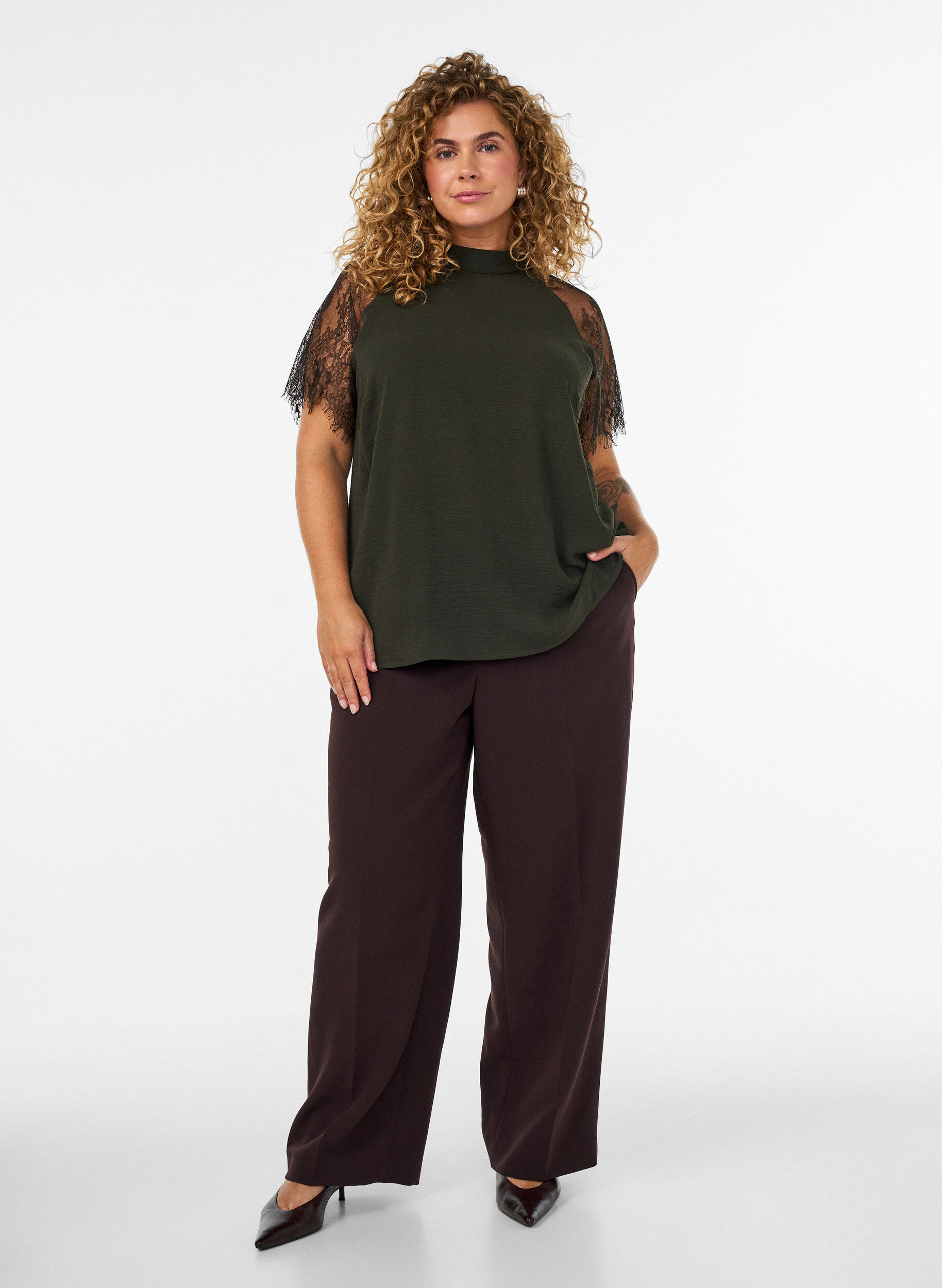 ZizziBlouse &agrave; col montant avec manches courtes en dentelle, Vert fonc&eacute;, Model image number 1