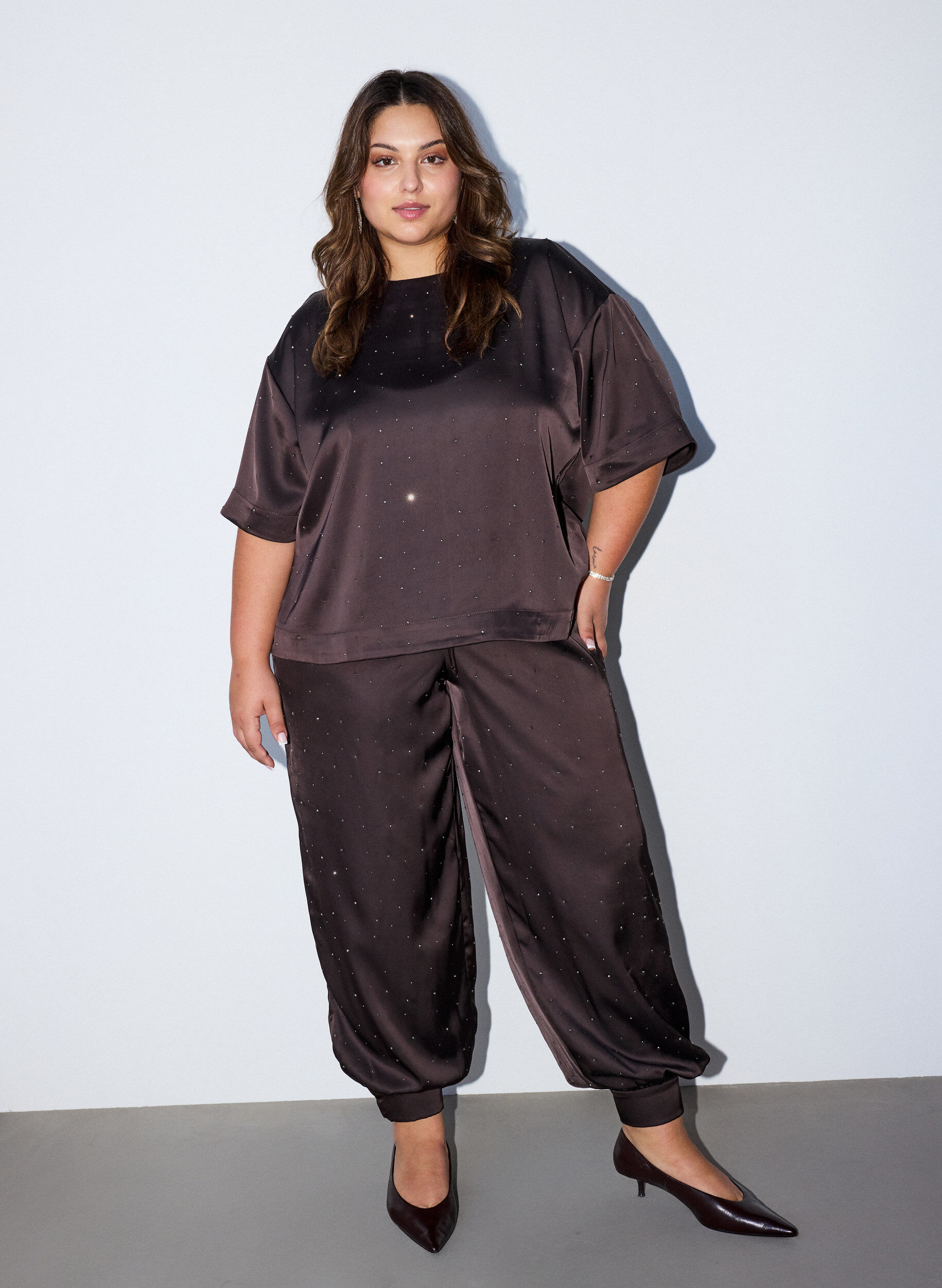 ZizziBlouse en satin avec strass et manches au coude, Marron, Model image number 1