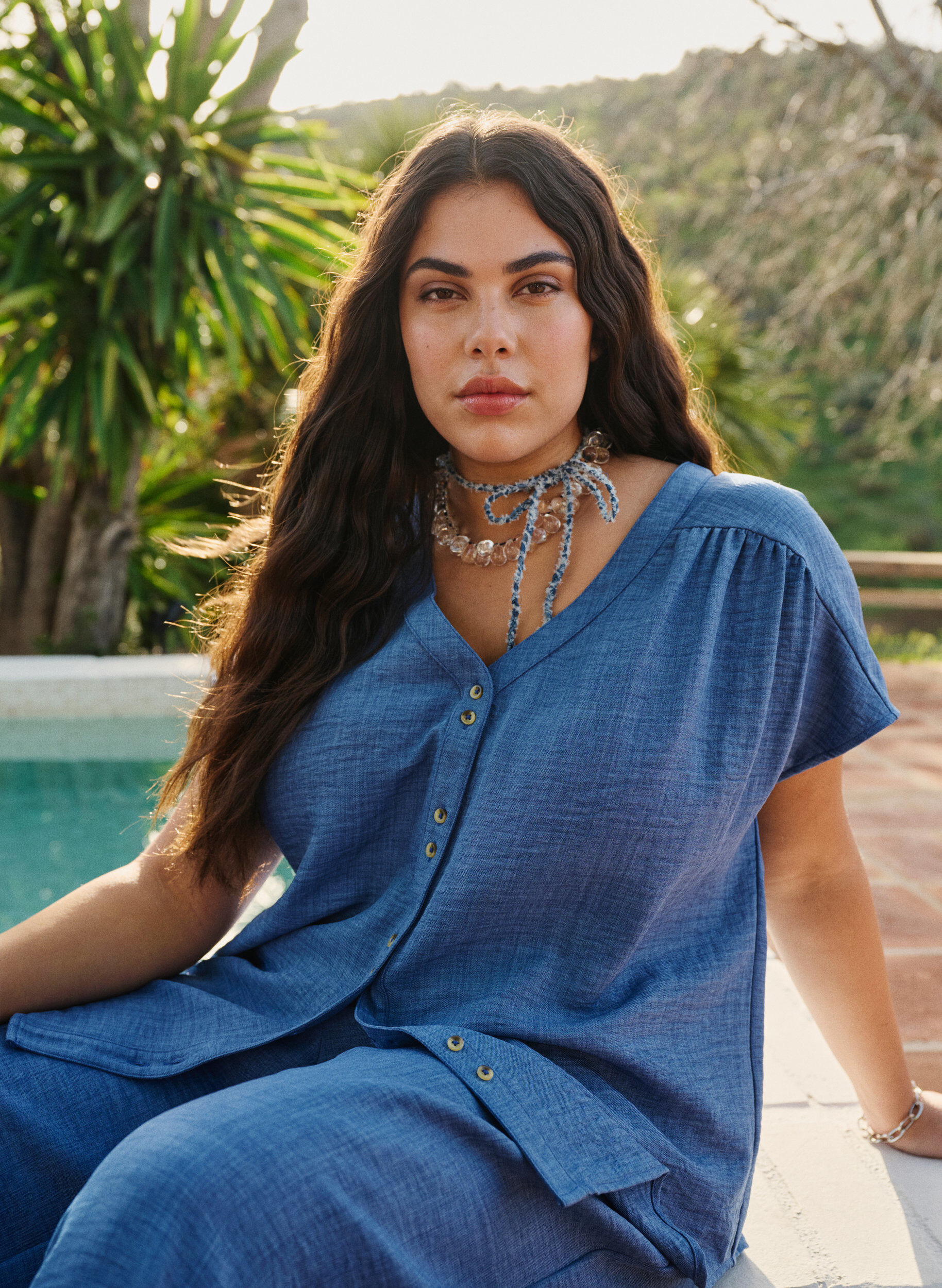 Chemisier &agrave; col en V et manches courtes