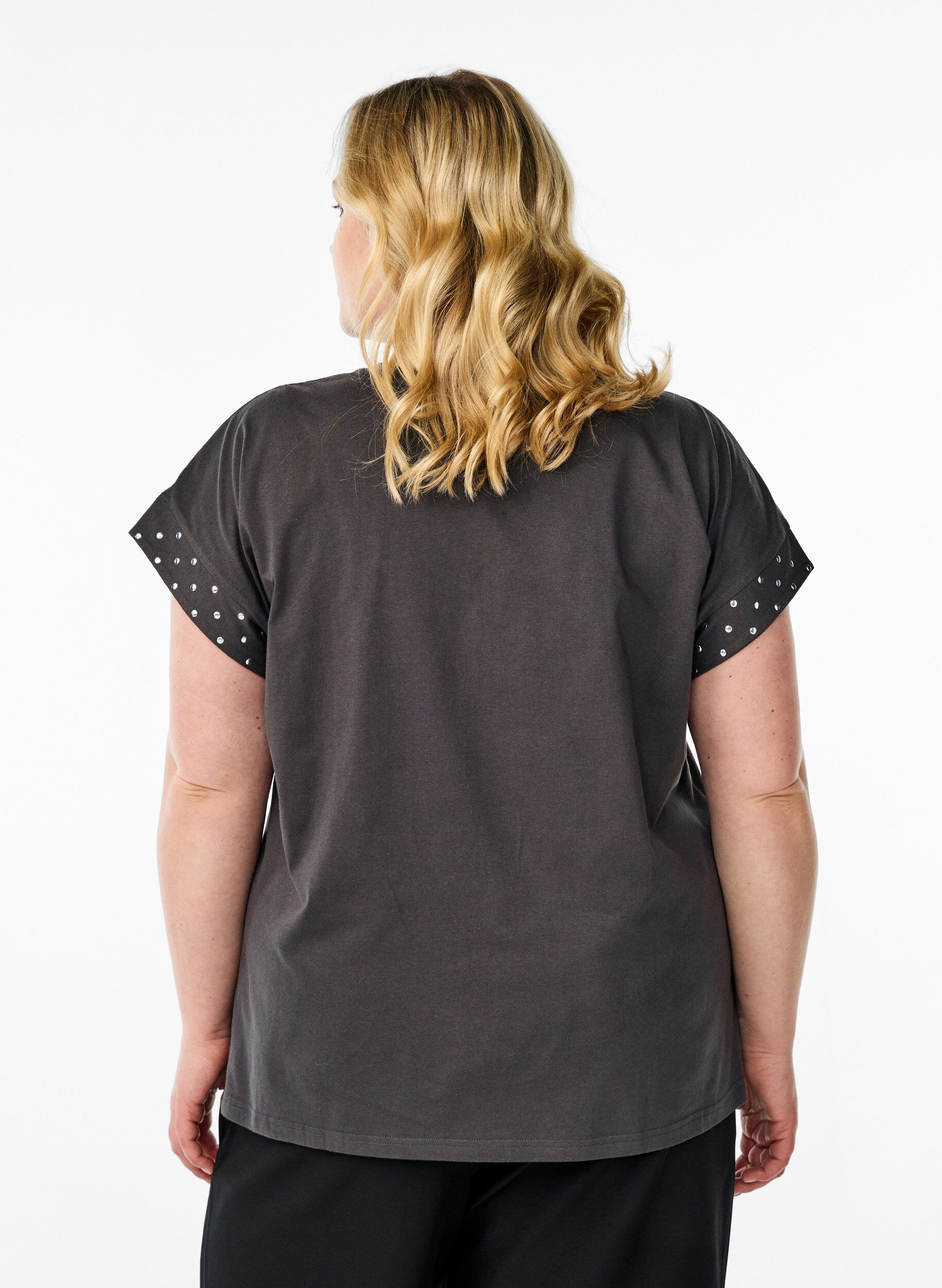 Zizzi T-shirt en coton biologique avec rivets, Gris anthracite, Model image number 2
