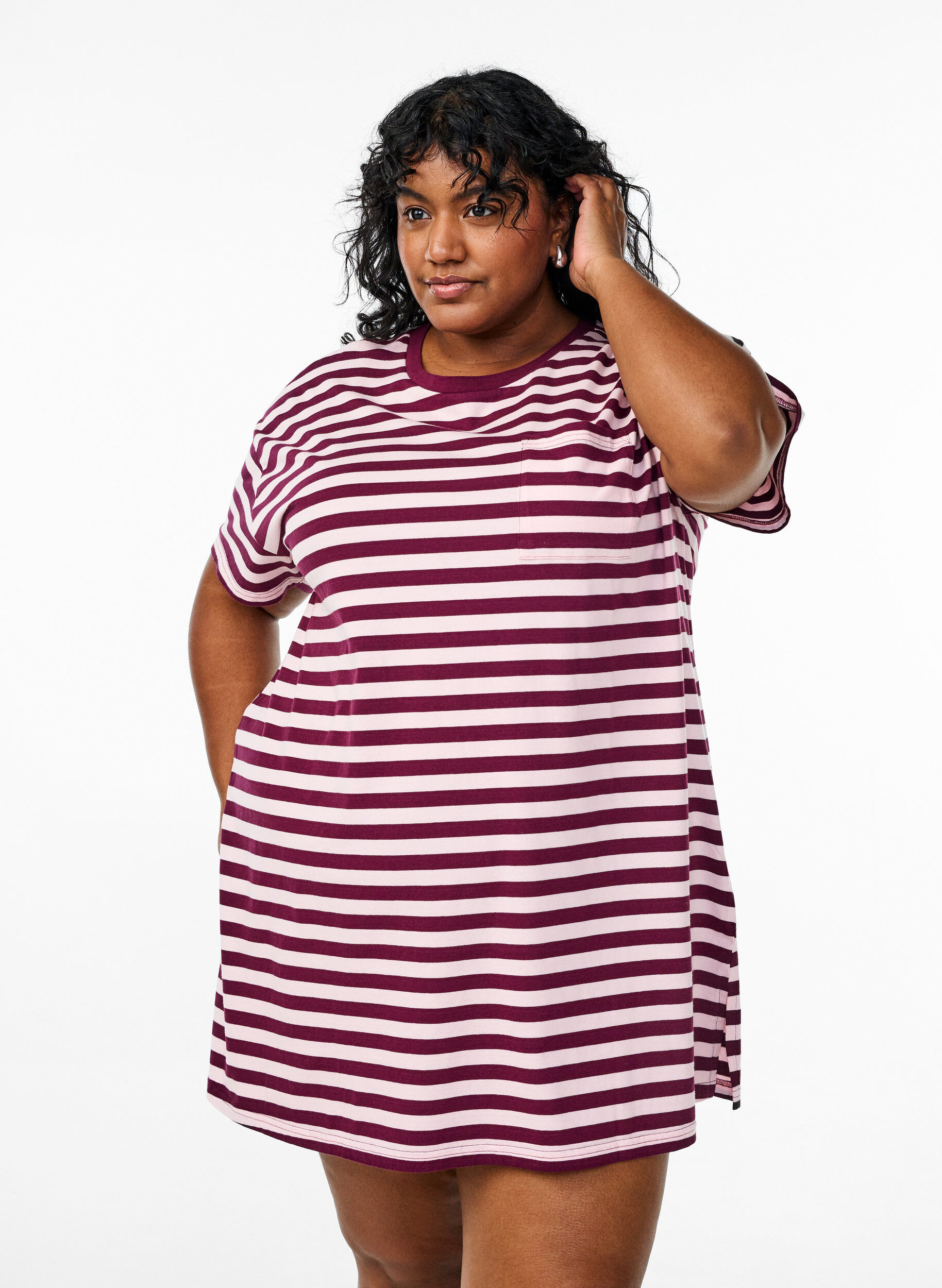 Zizzi T-shirt de nuit longue en coton bio &agrave; rayures, Bordeaux, Model image number 0