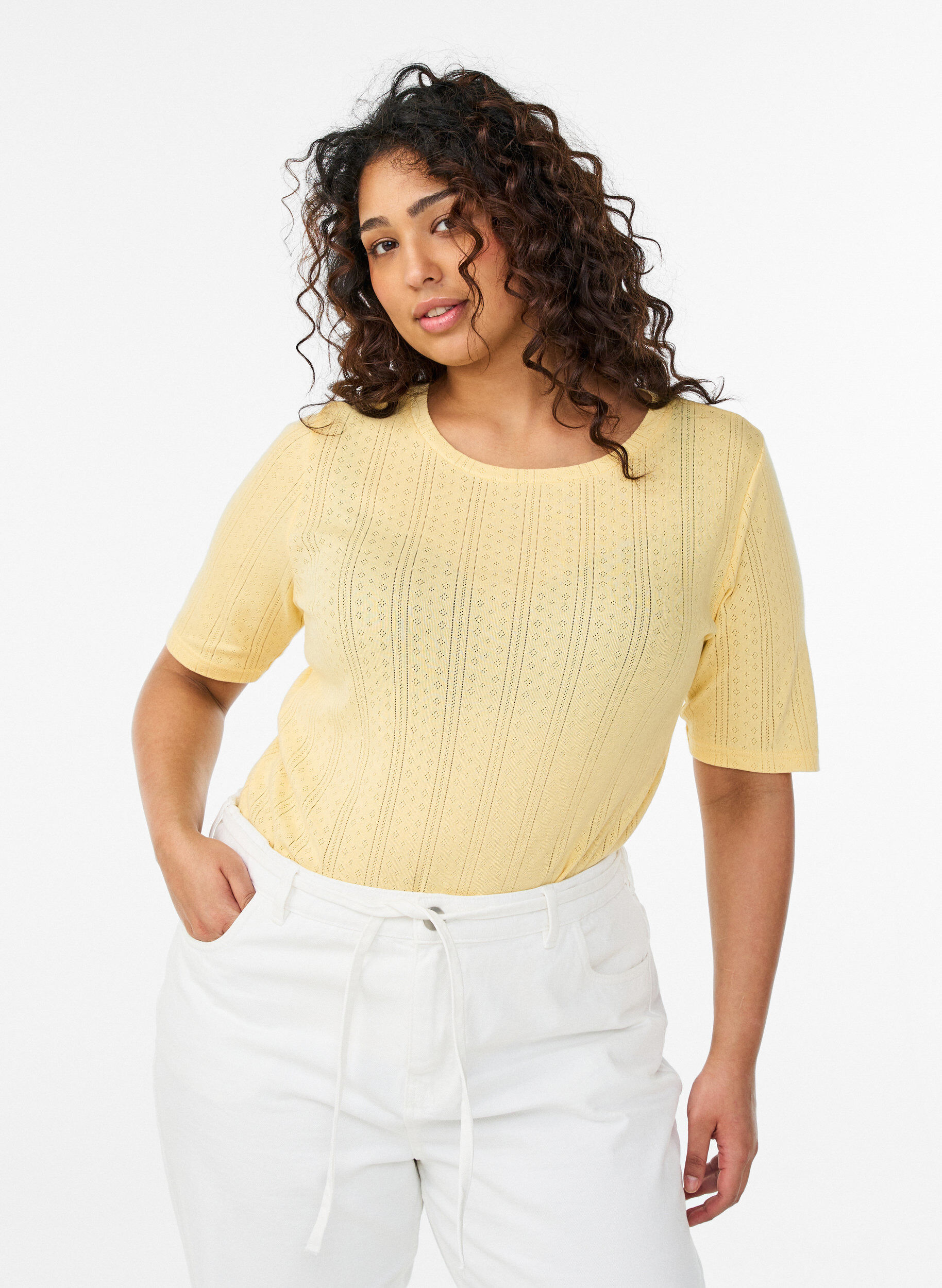T-shirt en coton avec broderie ajour&eacute;e, Jaune clair, Model