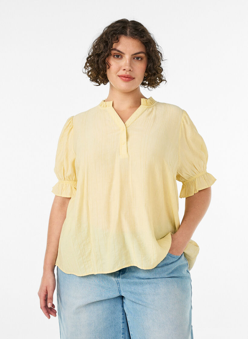 Blouse en m&eacute;lange de viscose textur&eacute;, avec manches courtes &agrave; volants, Jaune, Model image number 0