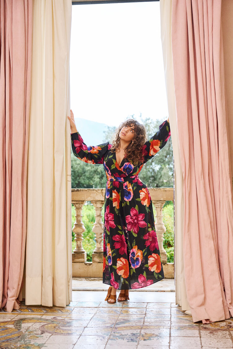 Robe longue avec encolure cache-c&oelig;ur, , Model