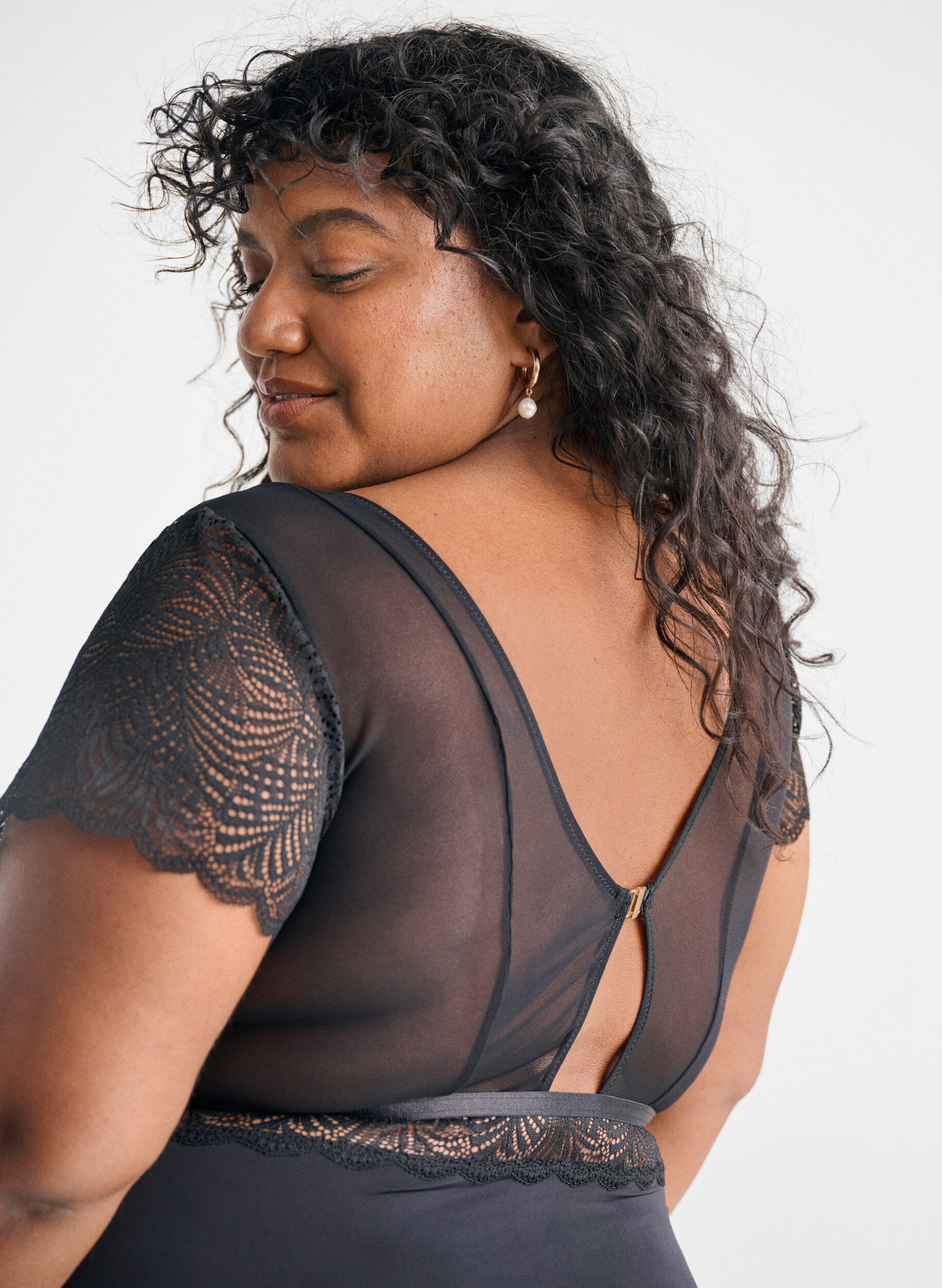 Zizzi Body &agrave; manches courtes avec dentelle, Noir, Image image number 0