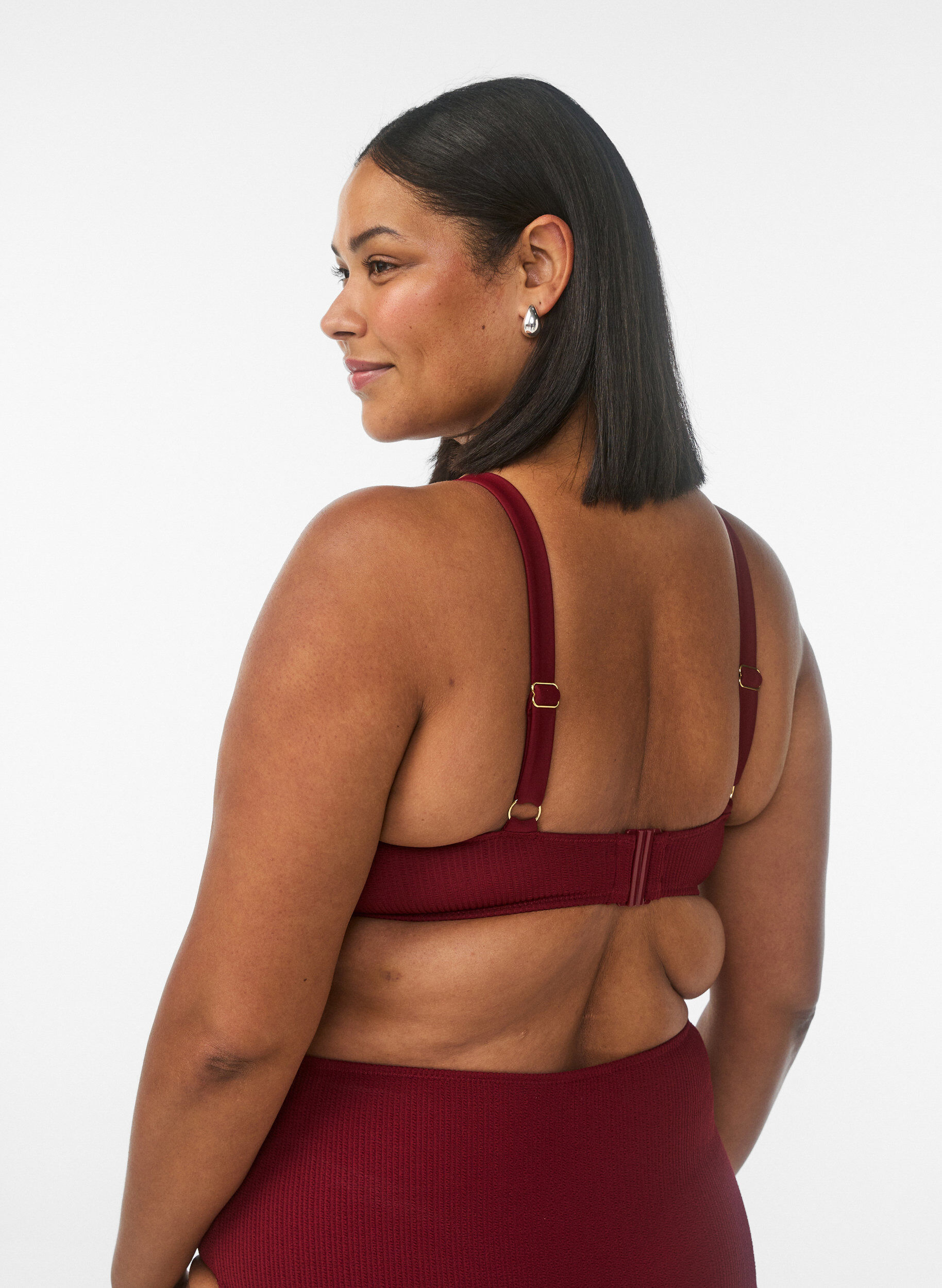 Zizzi Haut de bikini textur&eacute; avec d&eacute;tail dor&eacute;, Bordeaux, Model image number 2