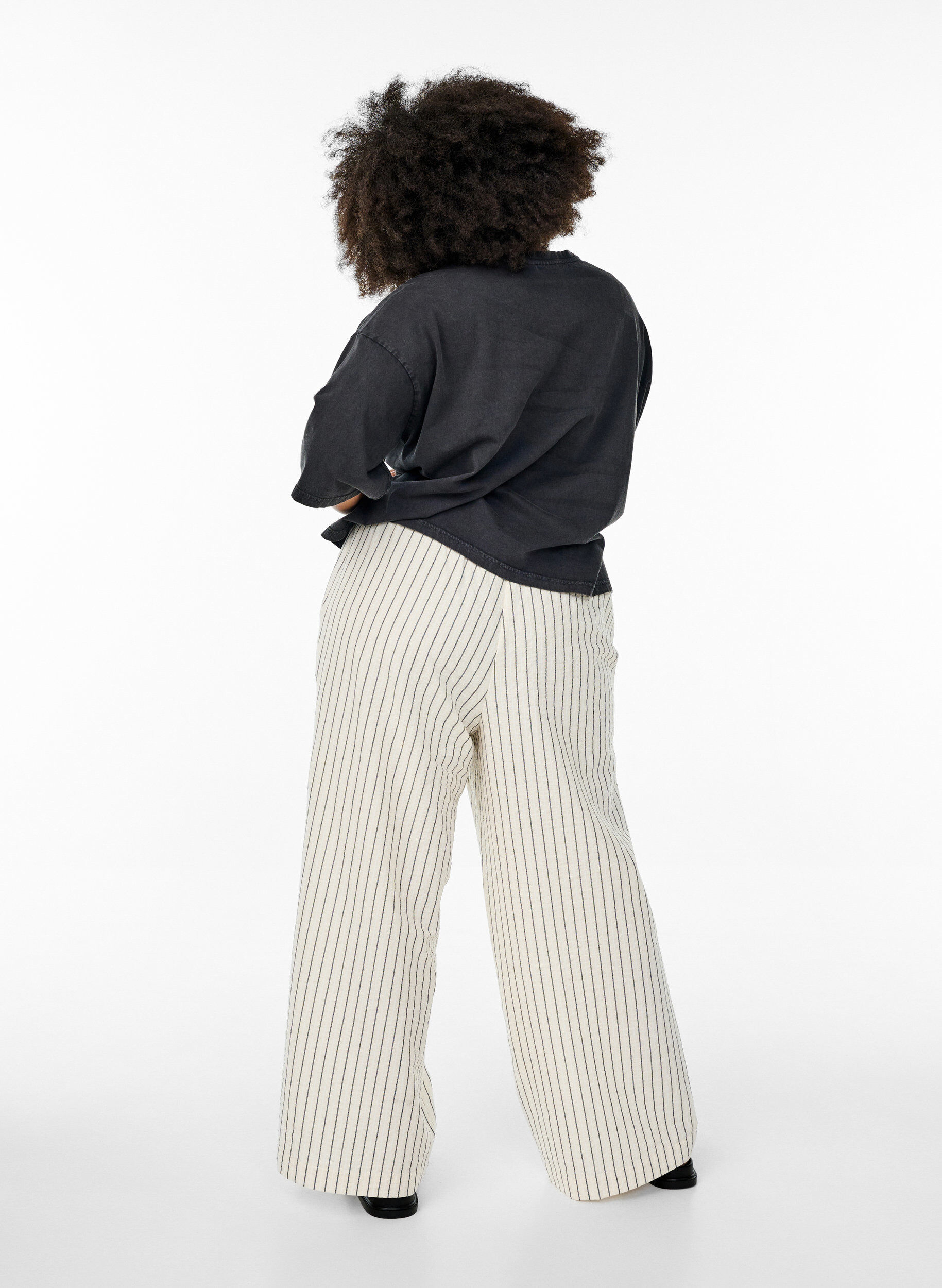 Zizzi Pantalon ample avec taille haute et poches, Vanille, Model image number 1
