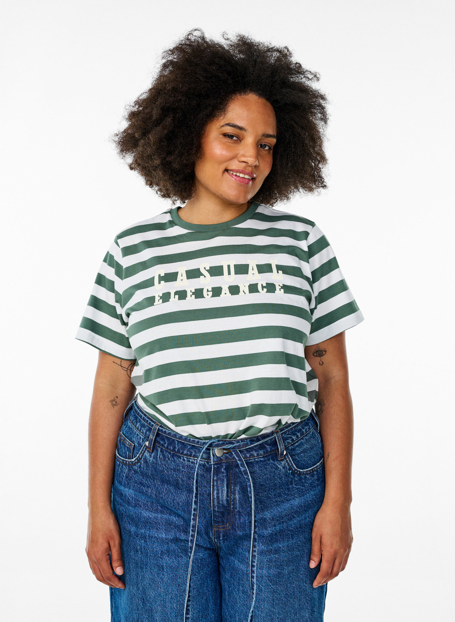 Zizzi T-shirt en coton biologique avec des rayures et du texte, Vert, Model image number 0