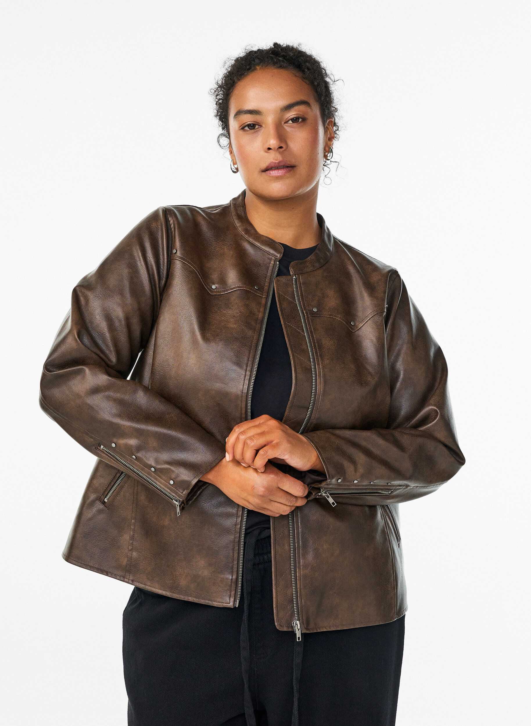 Veste en similicuir avec clous et poches, Marron, Model