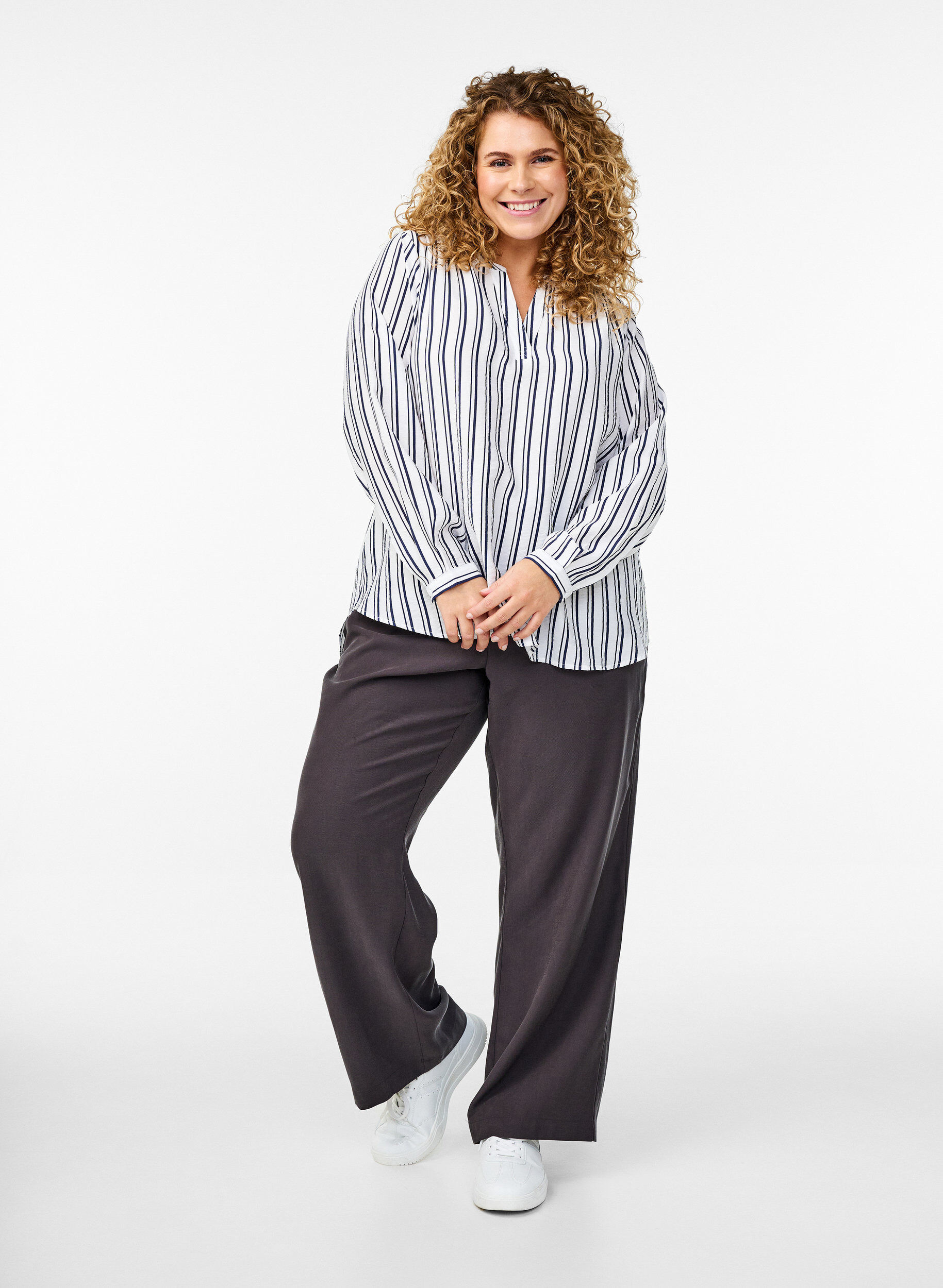 Zizzi FLASH - Chemisier &agrave; rayures avec col en V, Blanc, Model image number 1