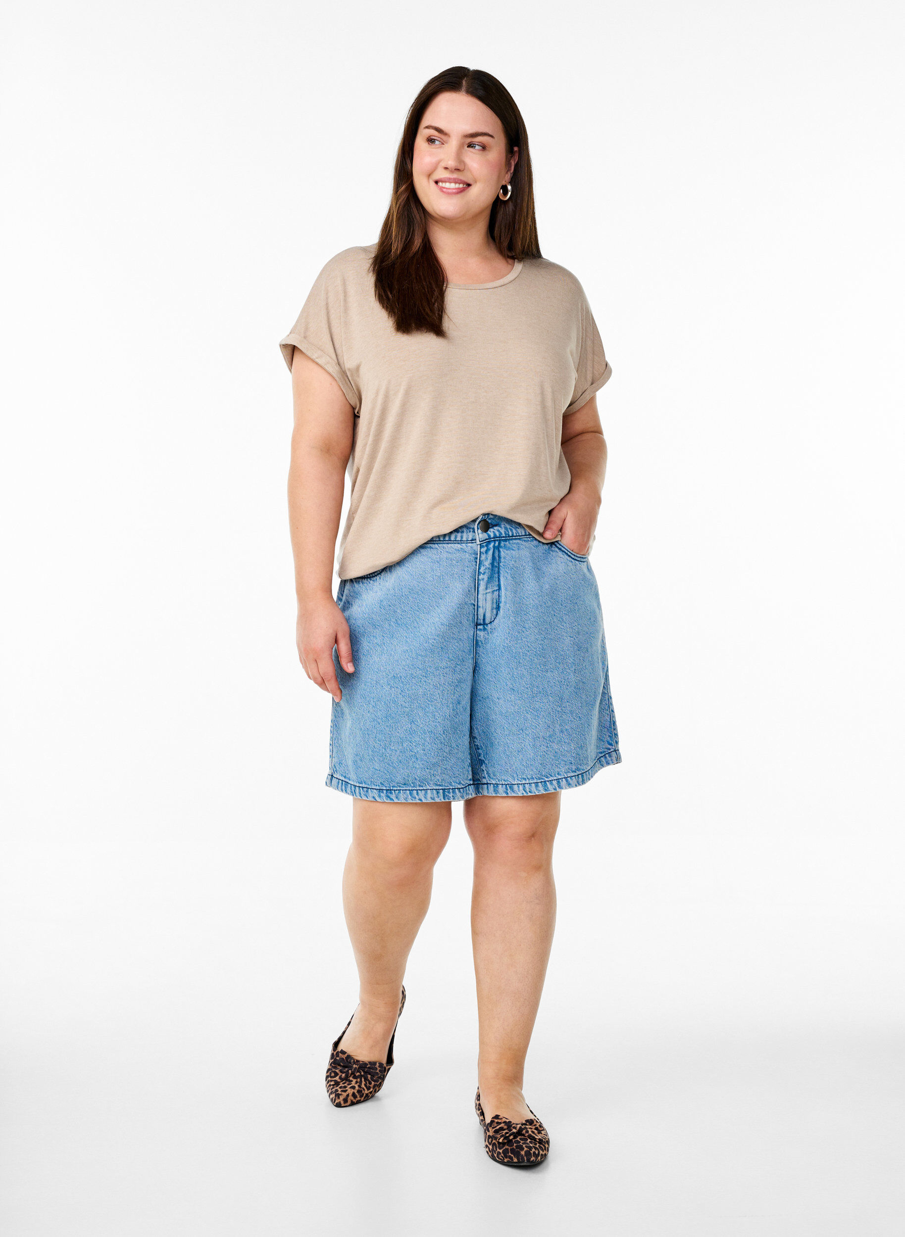 Zizzi T-shirt ample &agrave; col rond, Marron, Model image number 1