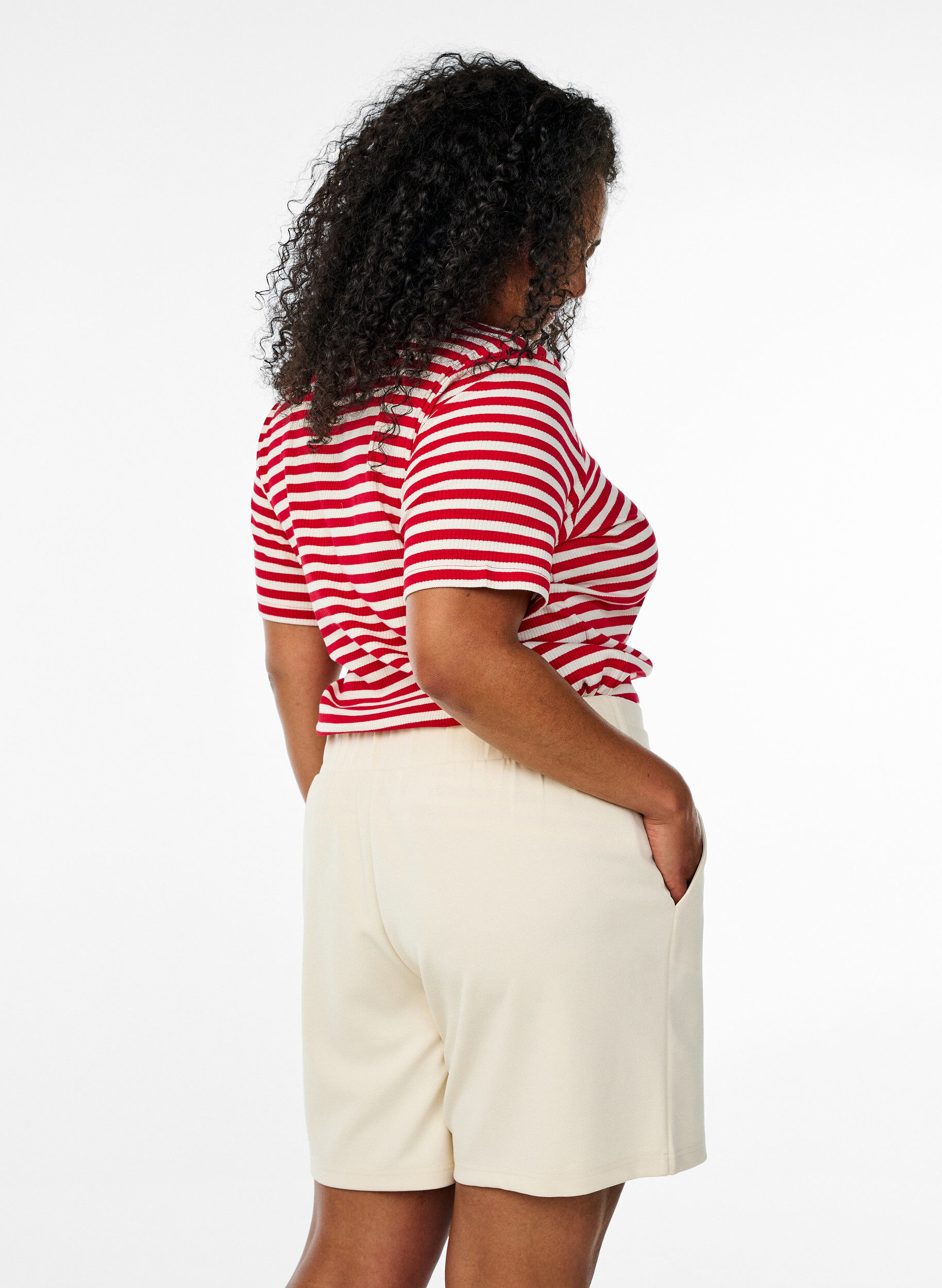 ZizziShort avec poches et coupe ample, Beige, Model image number 2