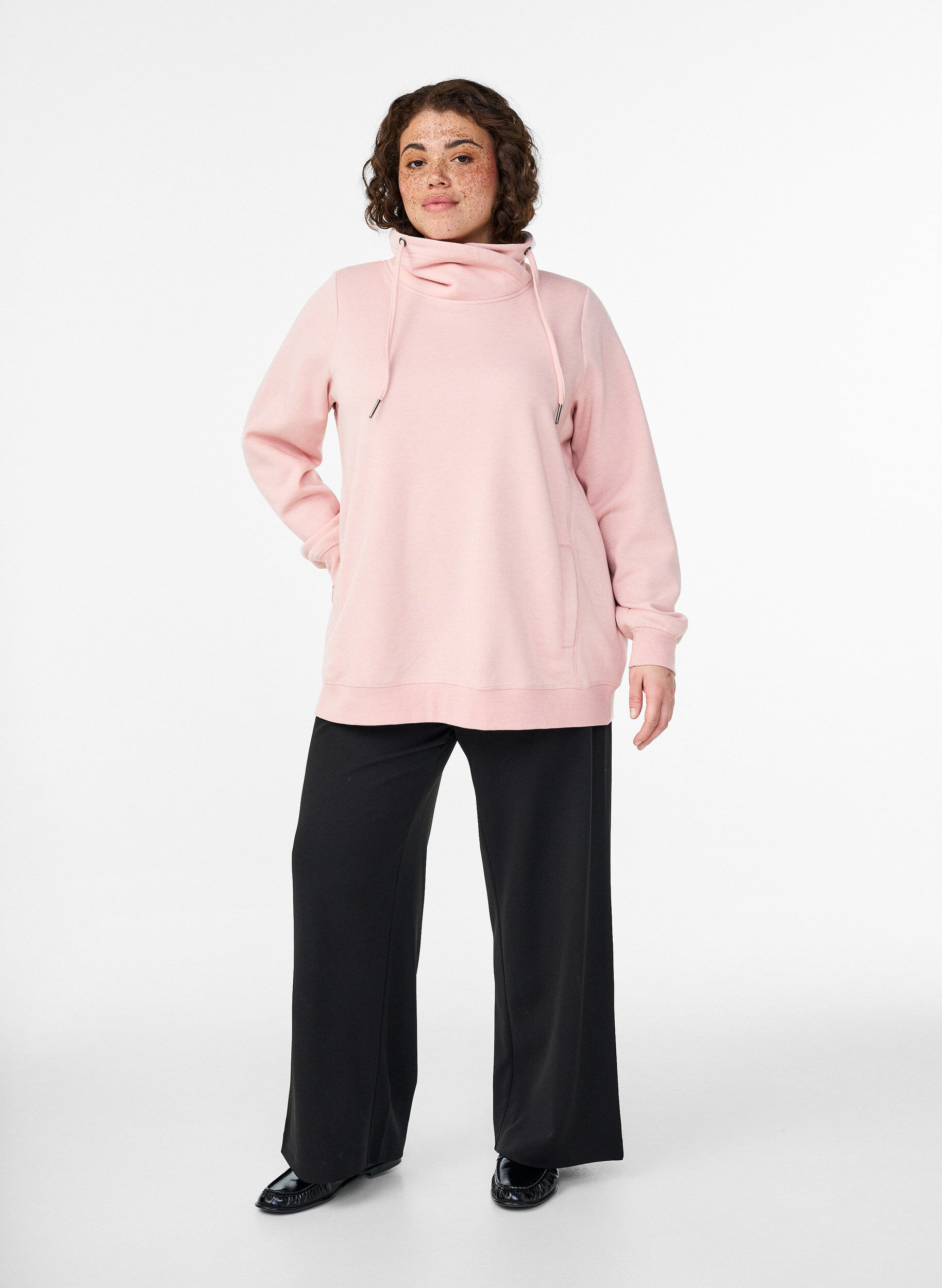 ZizziSweatshirt avec col montant et poches, Rose poudr&eacute;e, Model image number 1