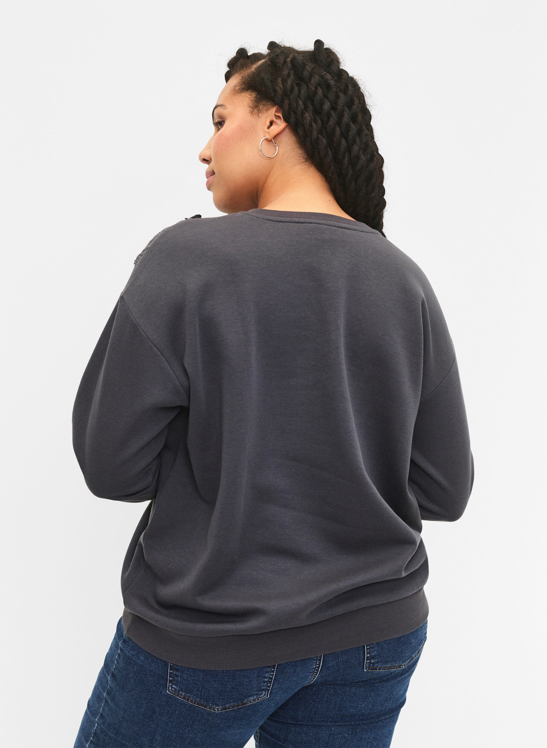Zizzi Sweatshirt avec volants et d&eacute;tail de crochet, Dark Grey, Model image number 1