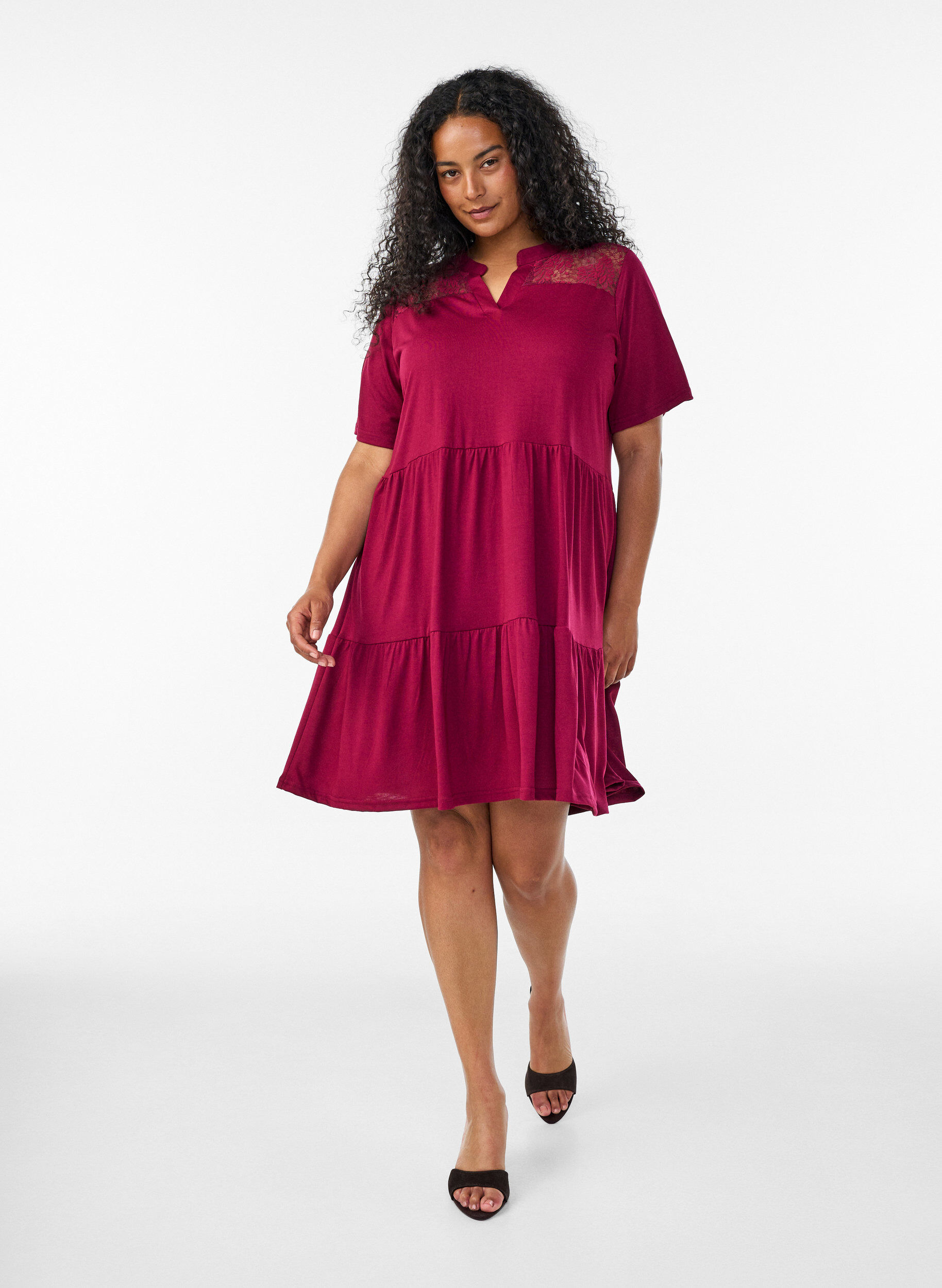ZizziRobe en jersey avec d&eacute;tails en dentelle et jupe superpos&eacute;e, Rouge, Model image number 1