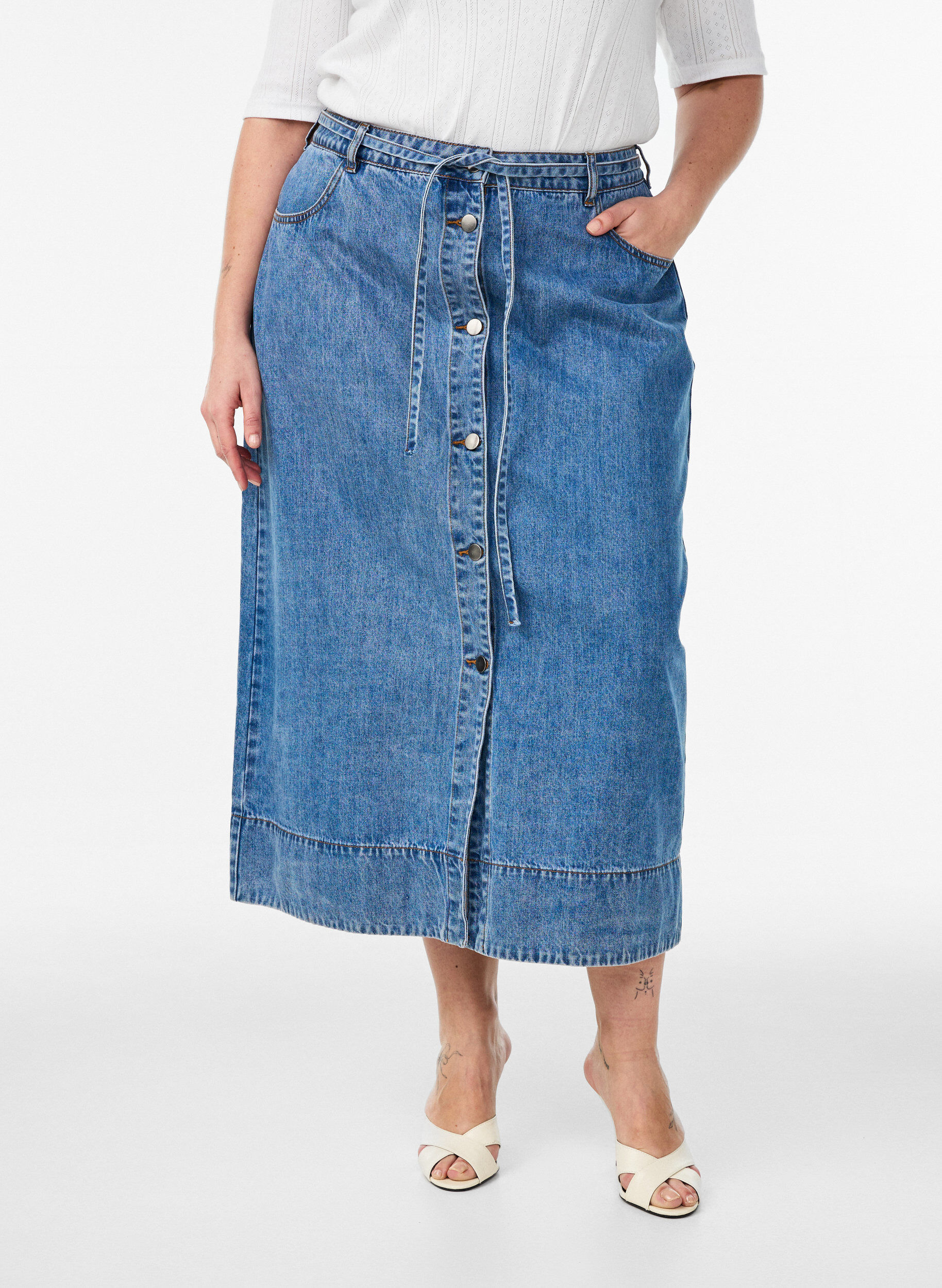 Zizzi Jupe longue en jean avec boutons et ceinture &agrave; nouer, Bleu, Model image number 2