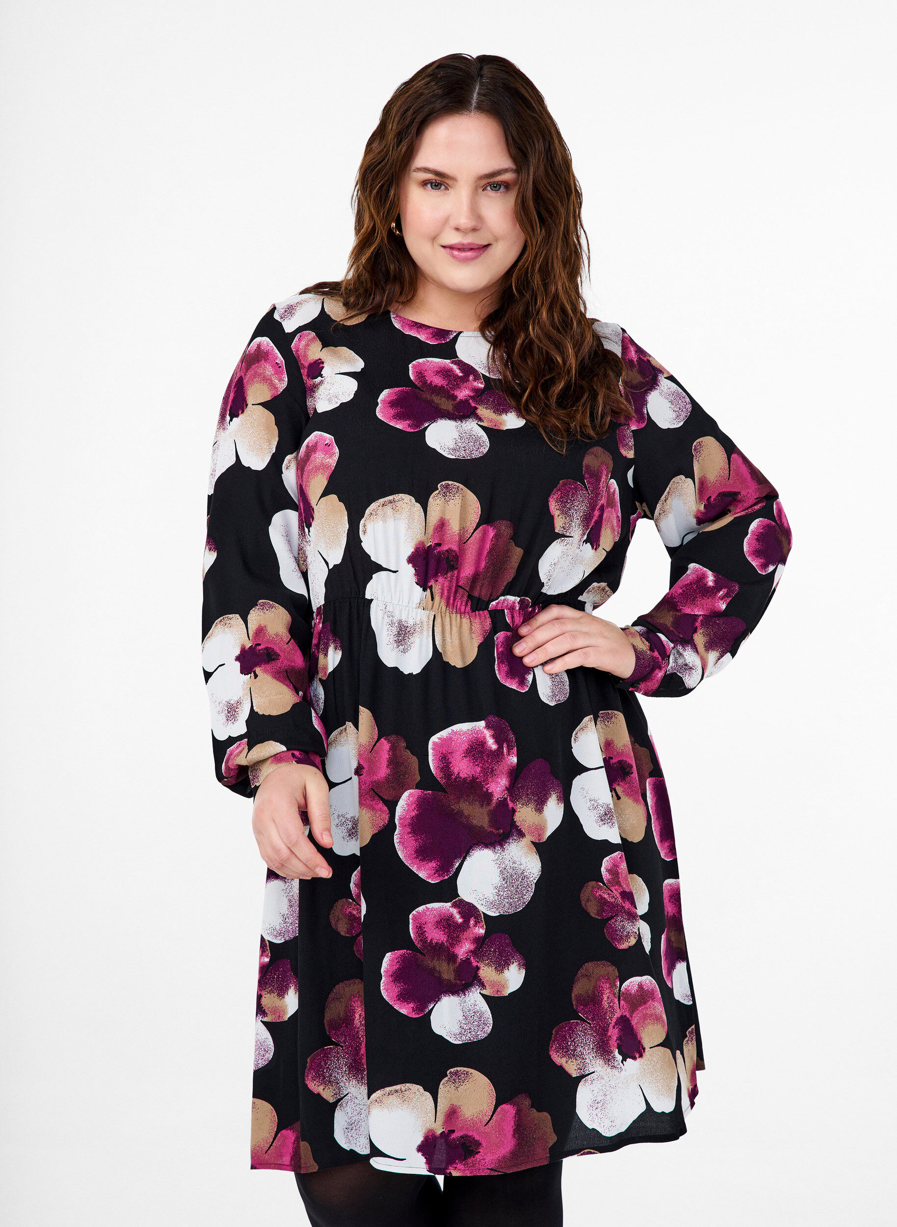 Zizzi Robe en viscose avec imprim&eacute; et manches longues., Noir, Model image number 0