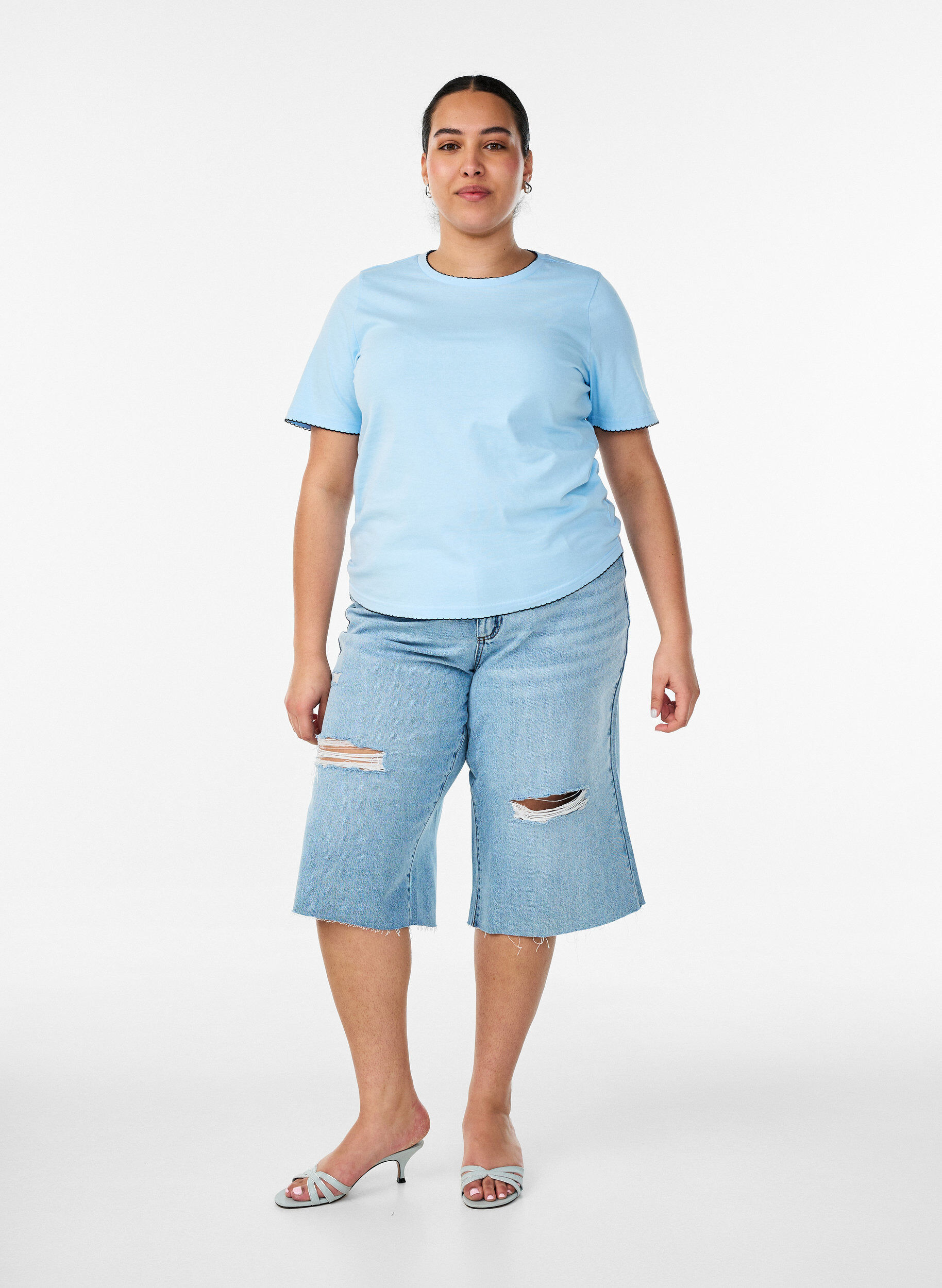 ZizziT-shirt en coton avec bords ondul&eacute;s contrastants, Bleu Clair, Model image number 1