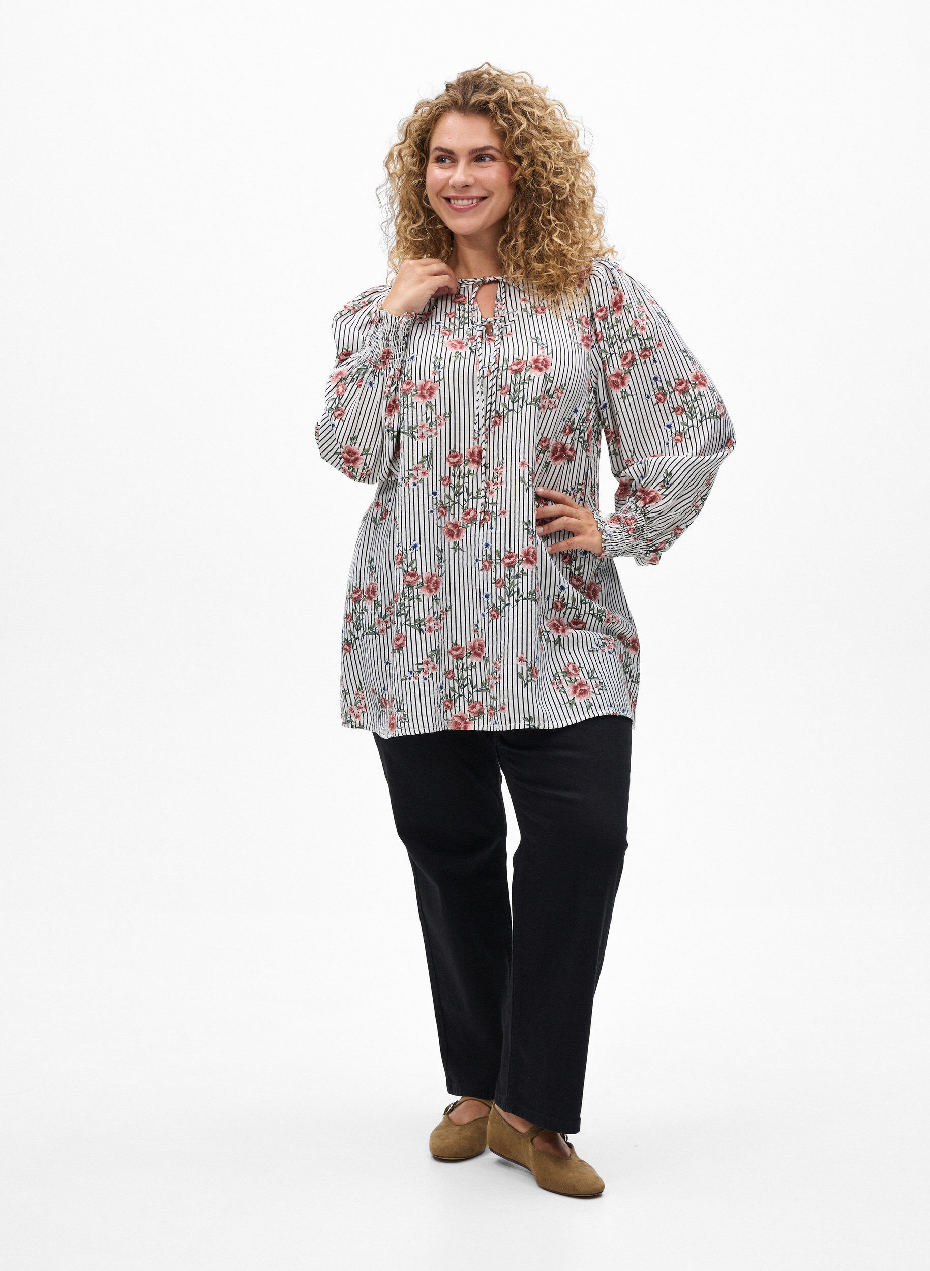 Zizzi Blouse &agrave; imprim&eacute; floral et lien &agrave; nouer, Noir, Model image number 1