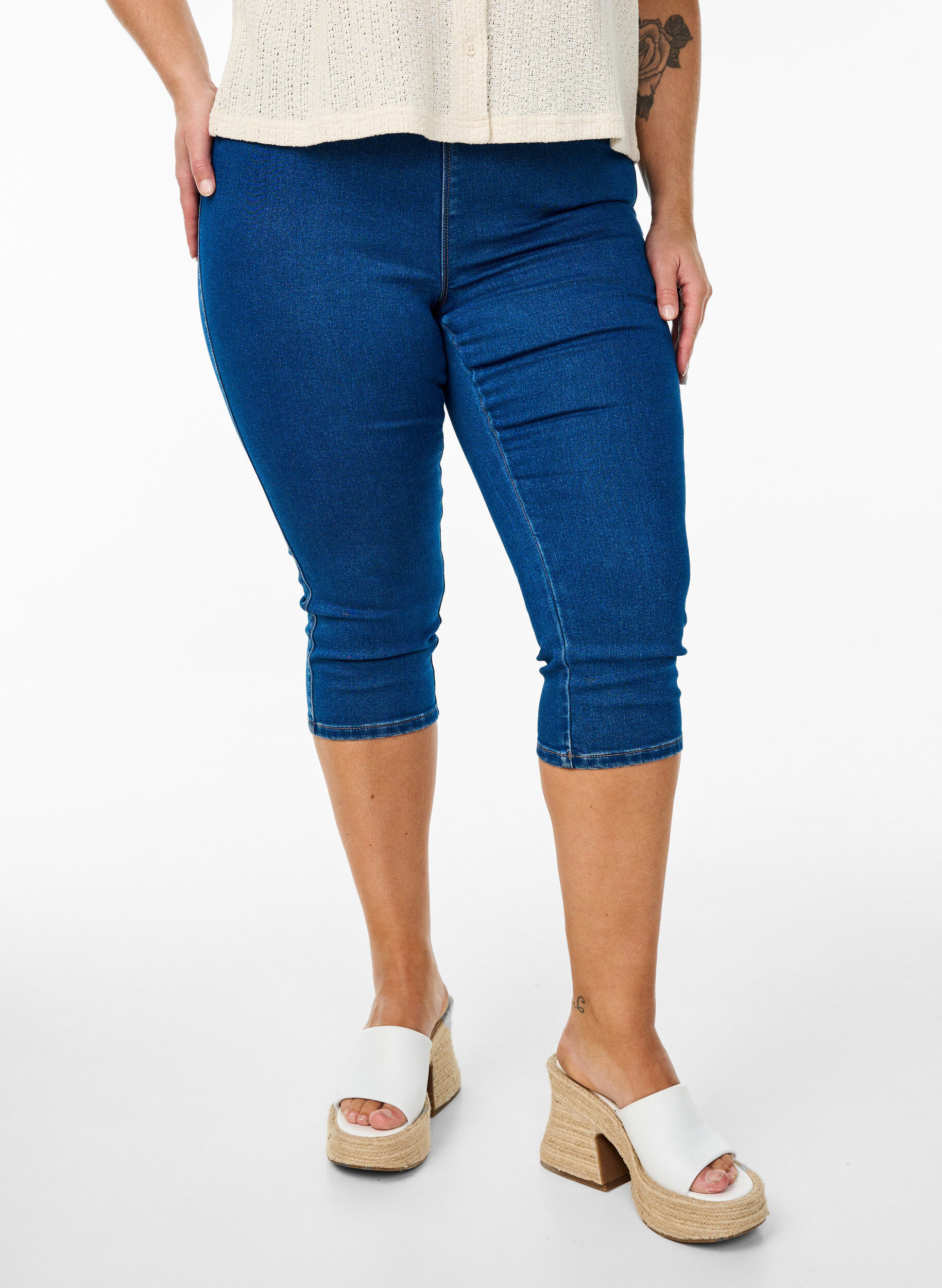 Zizzi  Pantacourts en jean avec ceinture &eacute;lastique, Bleu, Model image number 3