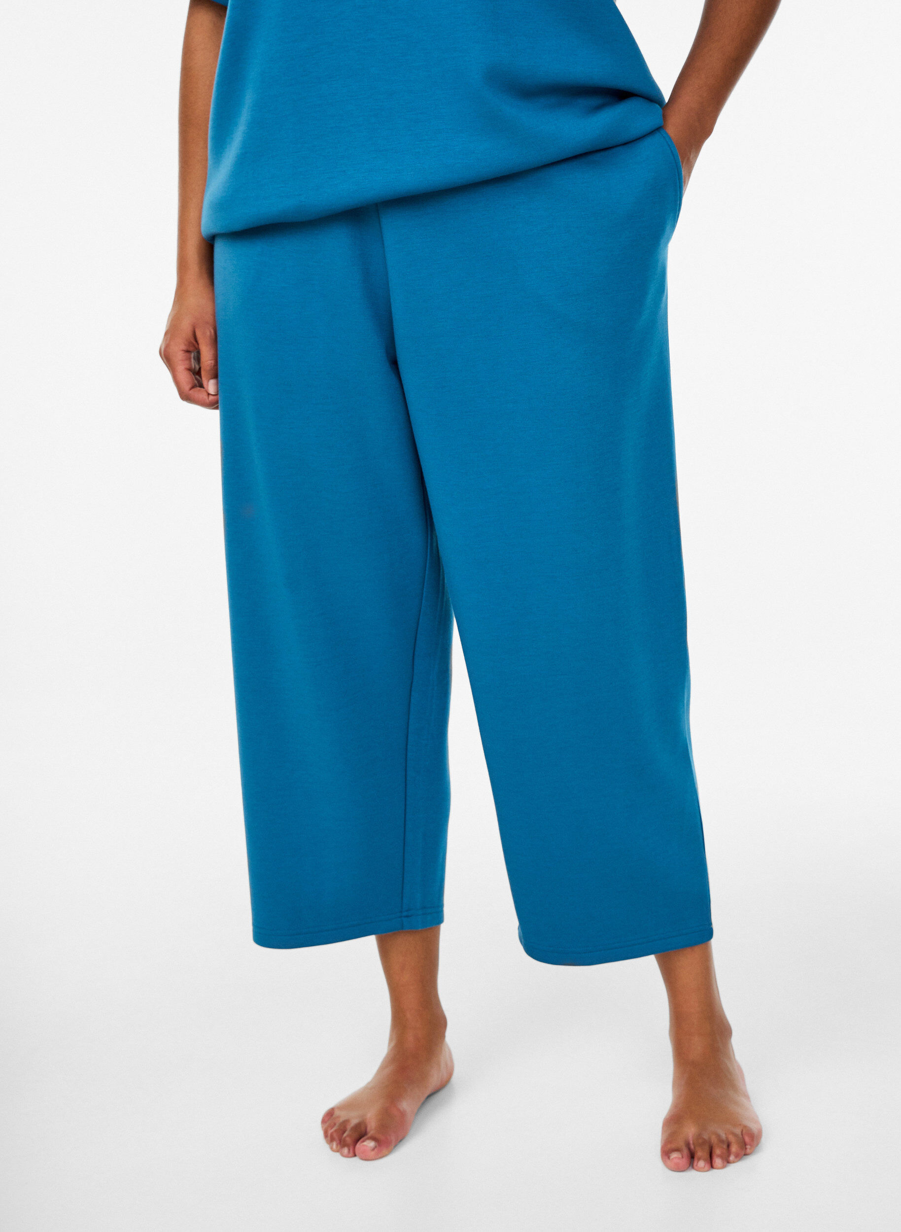 Zizzi Pantalon 7/8 en m&eacute;lange de modal avec poches, Bleu p&eacute;trole, Model image number 2