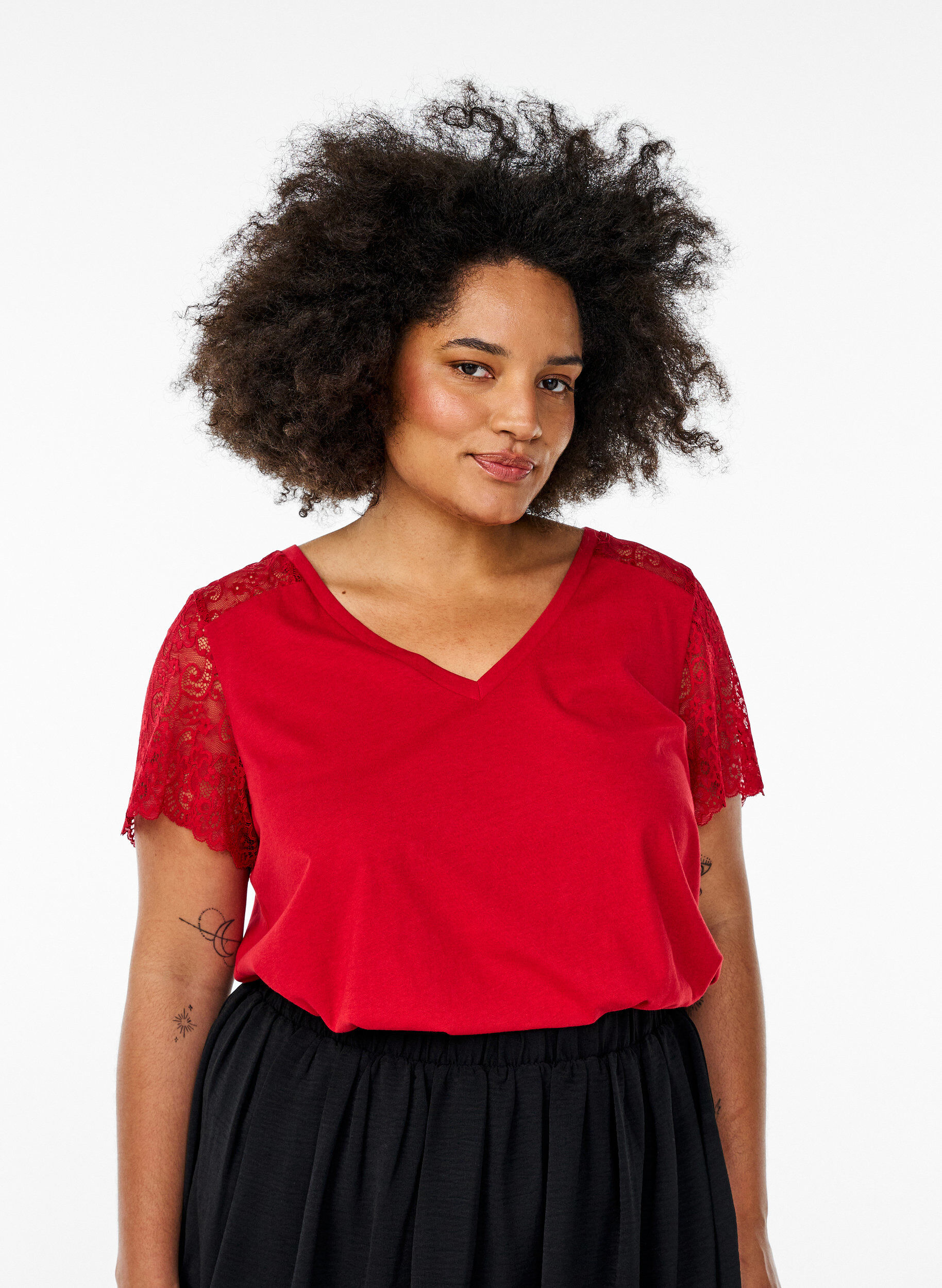 T-shirt en coton avec manches courtes en dentelle, Rouge, Model
