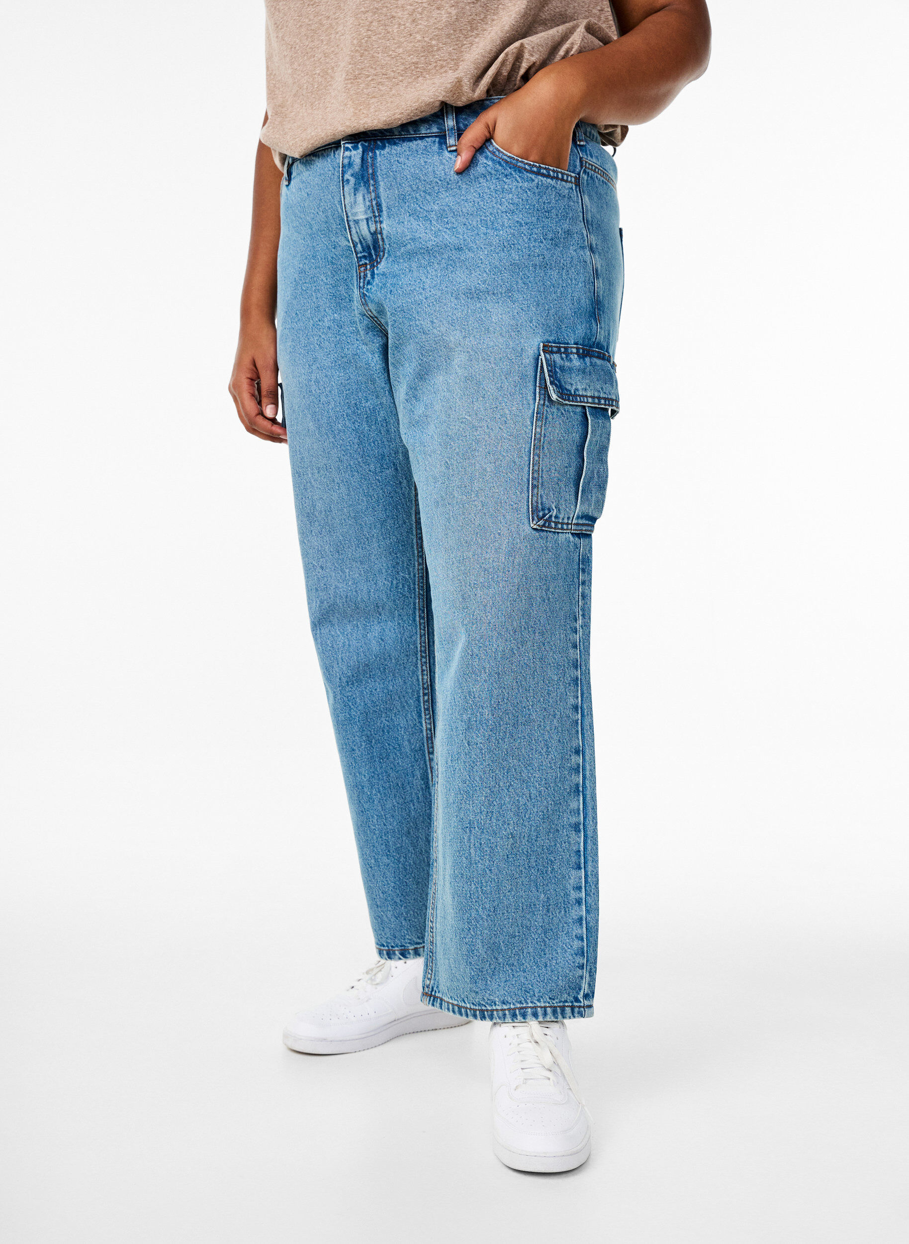 Zizzi Jean cargo &agrave; coupe ample et taille haute, Light Blue, Model image number 2