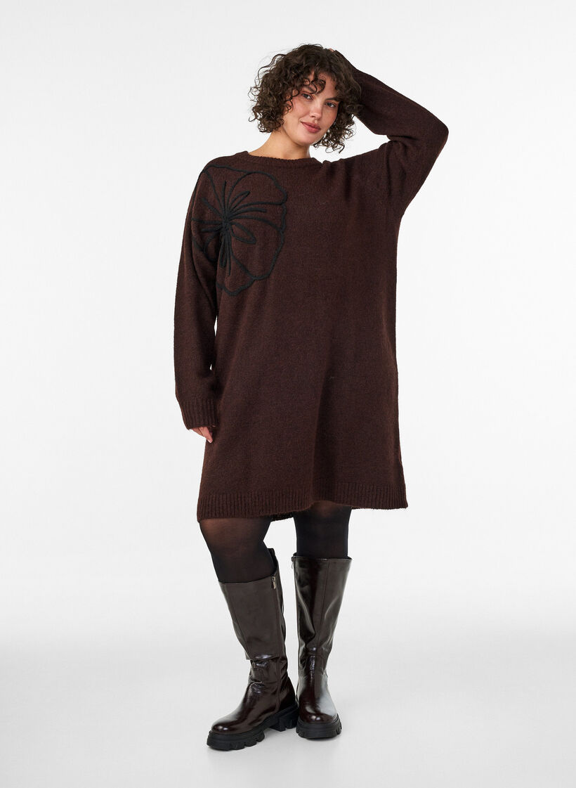 Robe pull avec grande fleur appliqu&eacute;e, Marron, Model image number 1