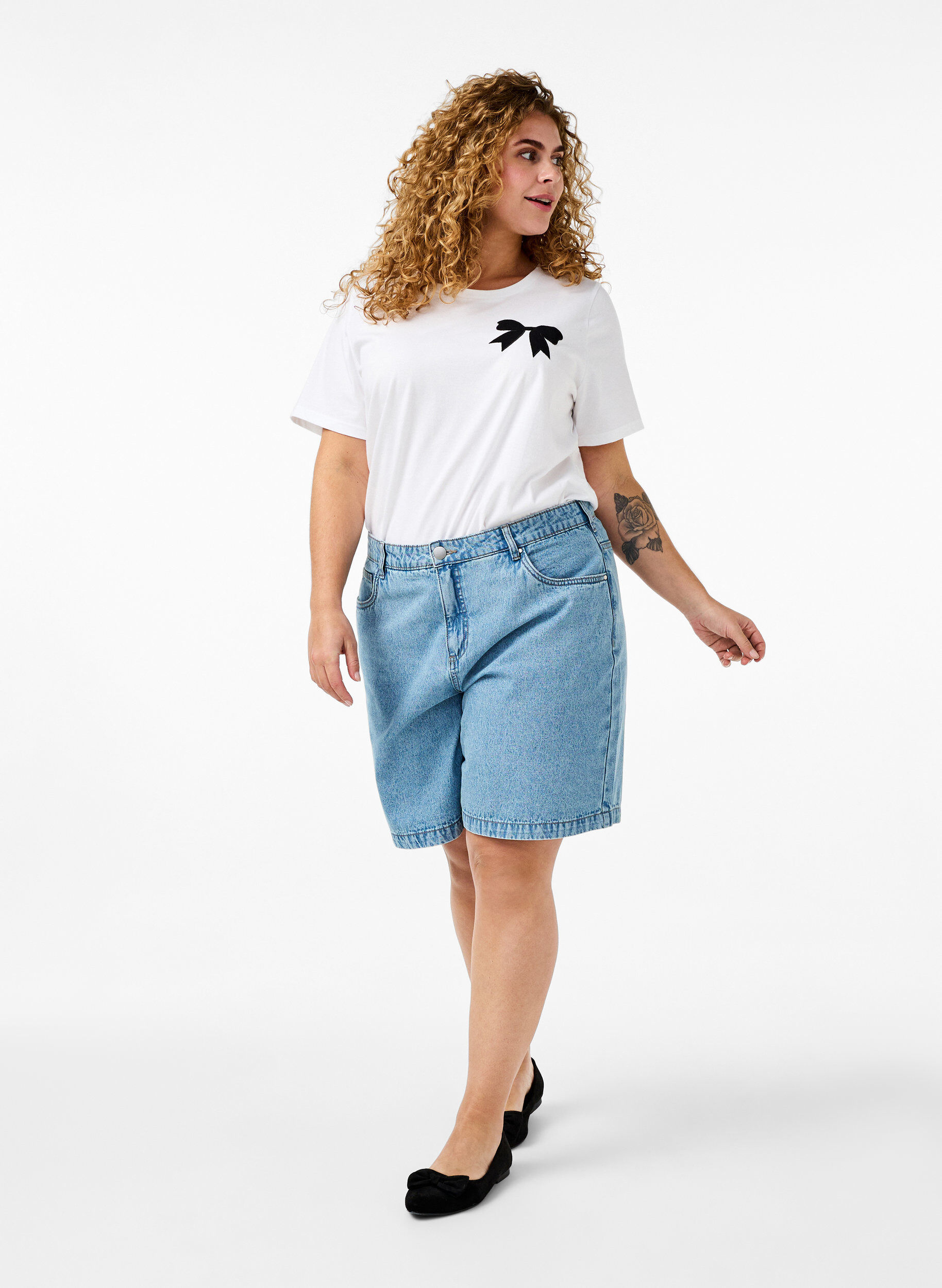 Zizzi T-shirt en coton avec n&oelig;ud papillon, Bright Wh. W. Black , Model image number 2