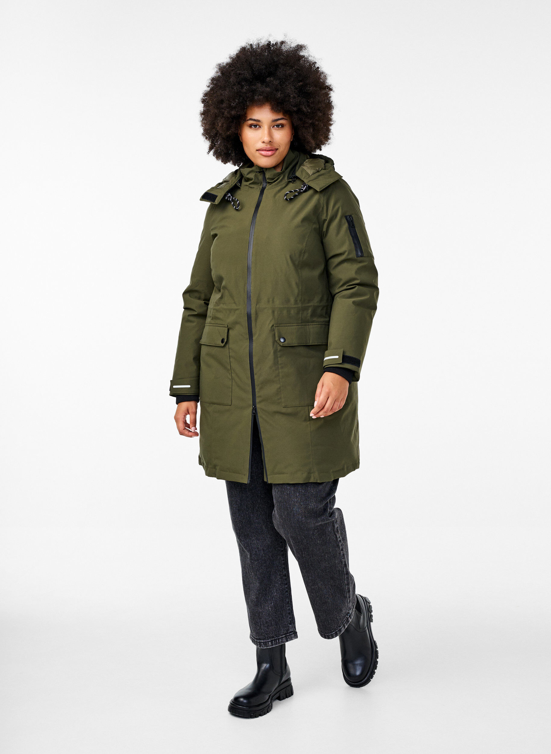 Zizzi Veste d'hiver pratique avec capuche et poches, Vert fonc&eacute;, Model image number 1