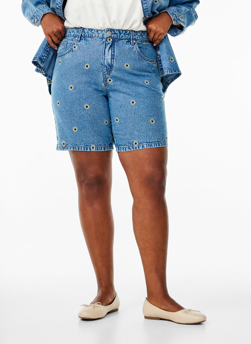 Shorts en jean avec des fleurs brod&eacute;es, Bleu Clair, Model image number 2