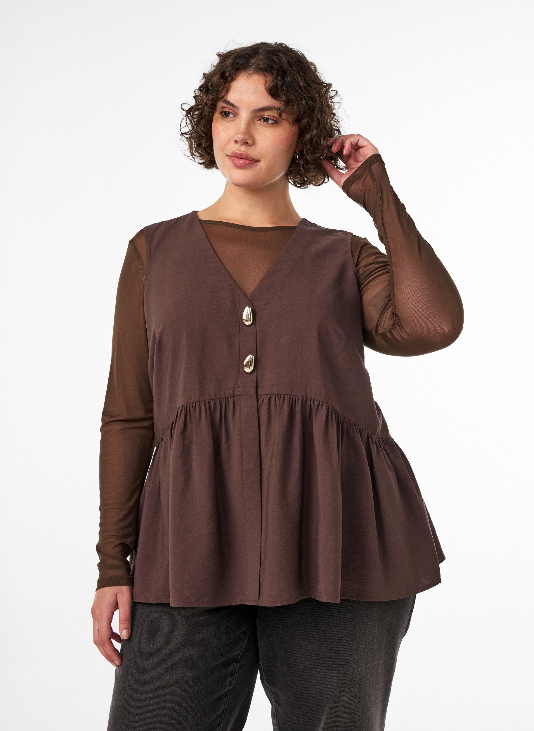 Blouse p&eacute;plum sans manches avec boutons d&eacute;coratifs, Marron, Model