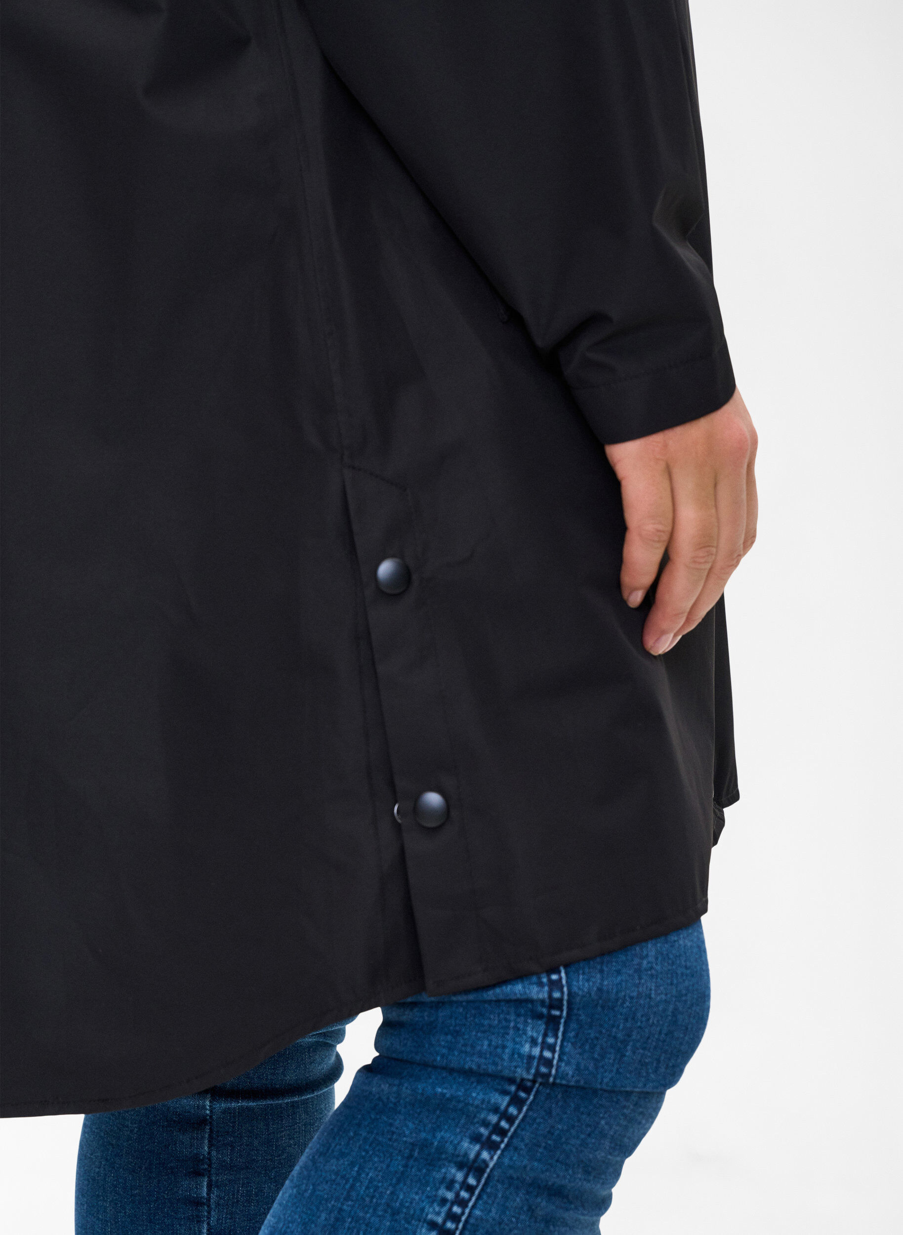 Zizzi Veste de pluie avec poches et capuche, Noir, Model image number 3
