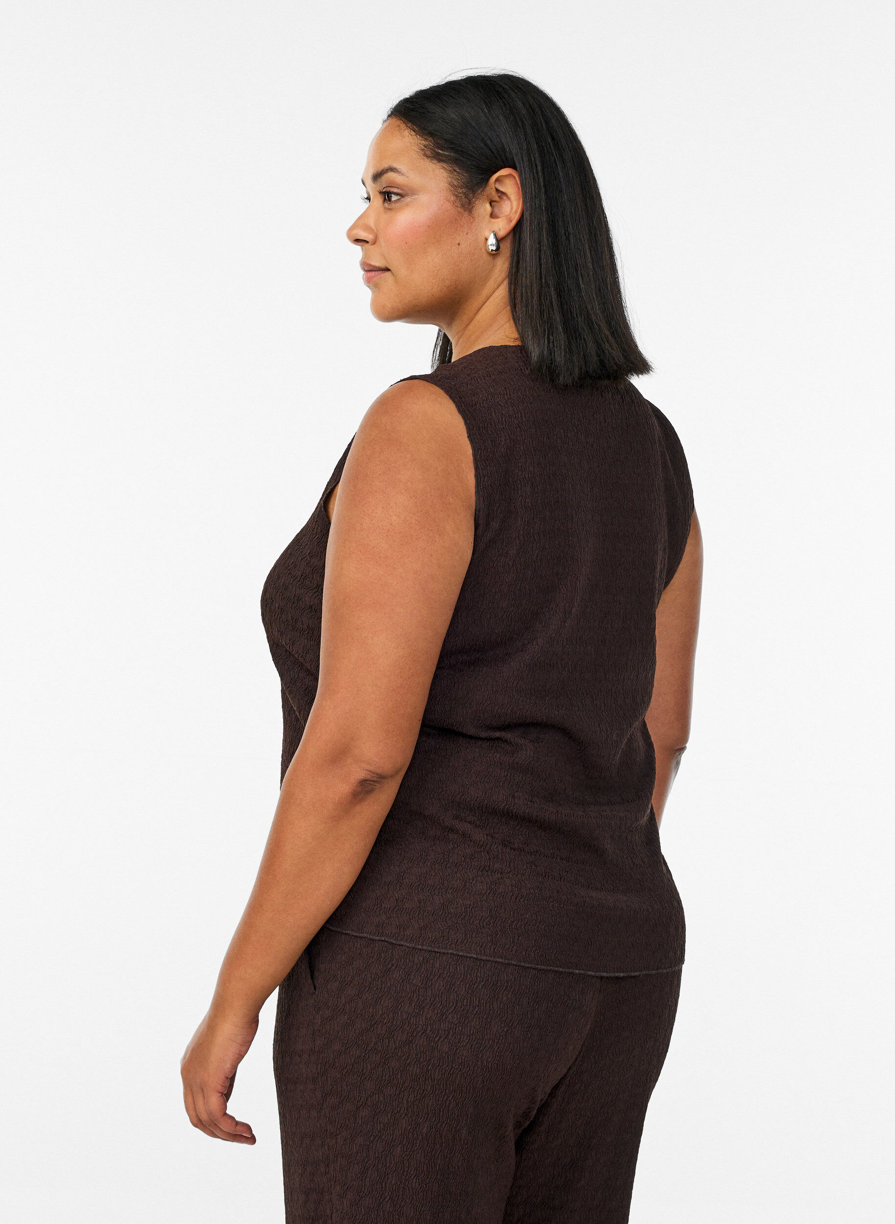 Zizzi Top sans manches &agrave; texture ondul&eacute;e et fermeture boutonn&eacute;e, Marron, Model image number 2