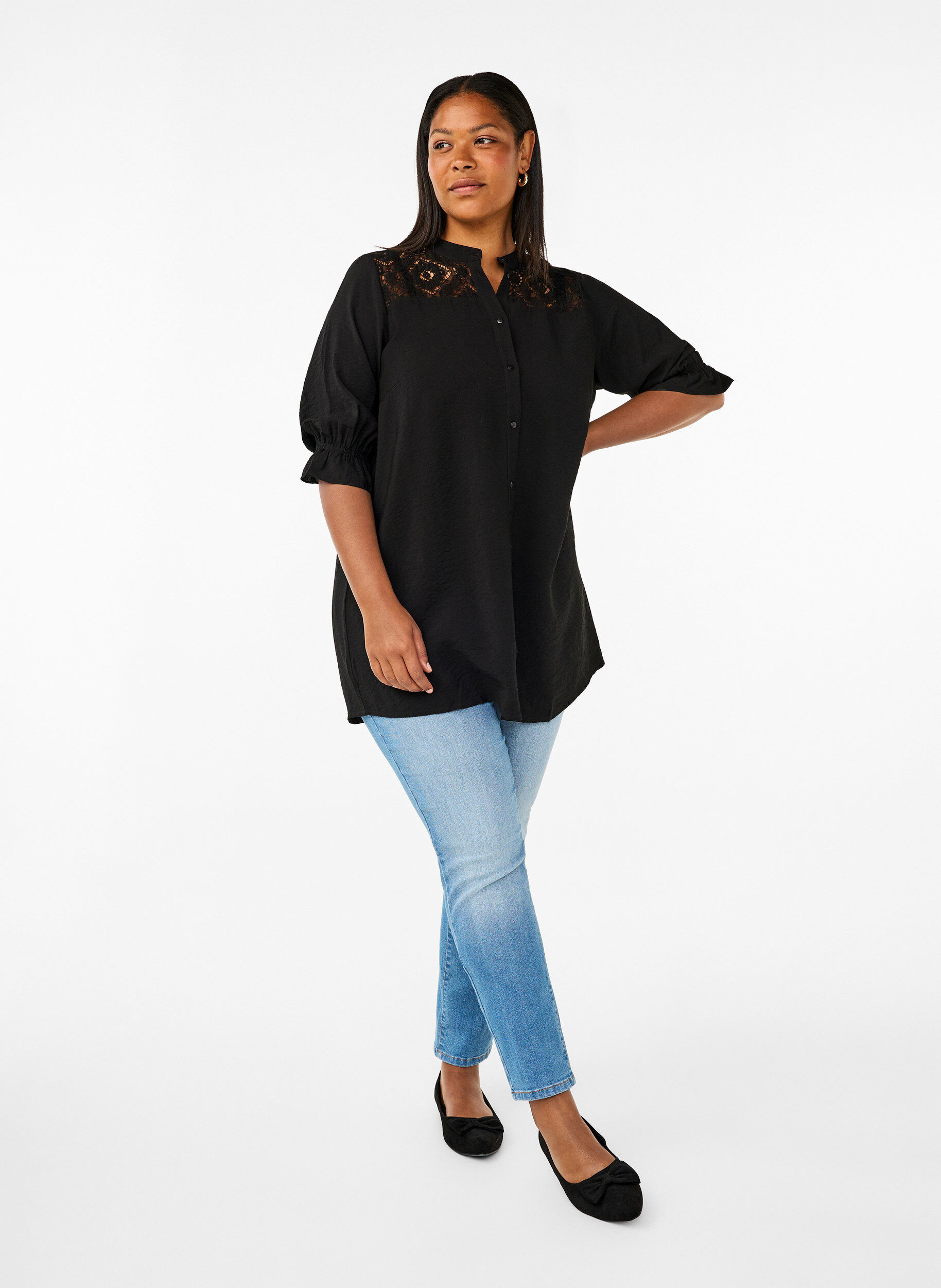 Zizzi Chemise longue en viscose avec d&eacute;tail en dentelle, Black, Model image number 2