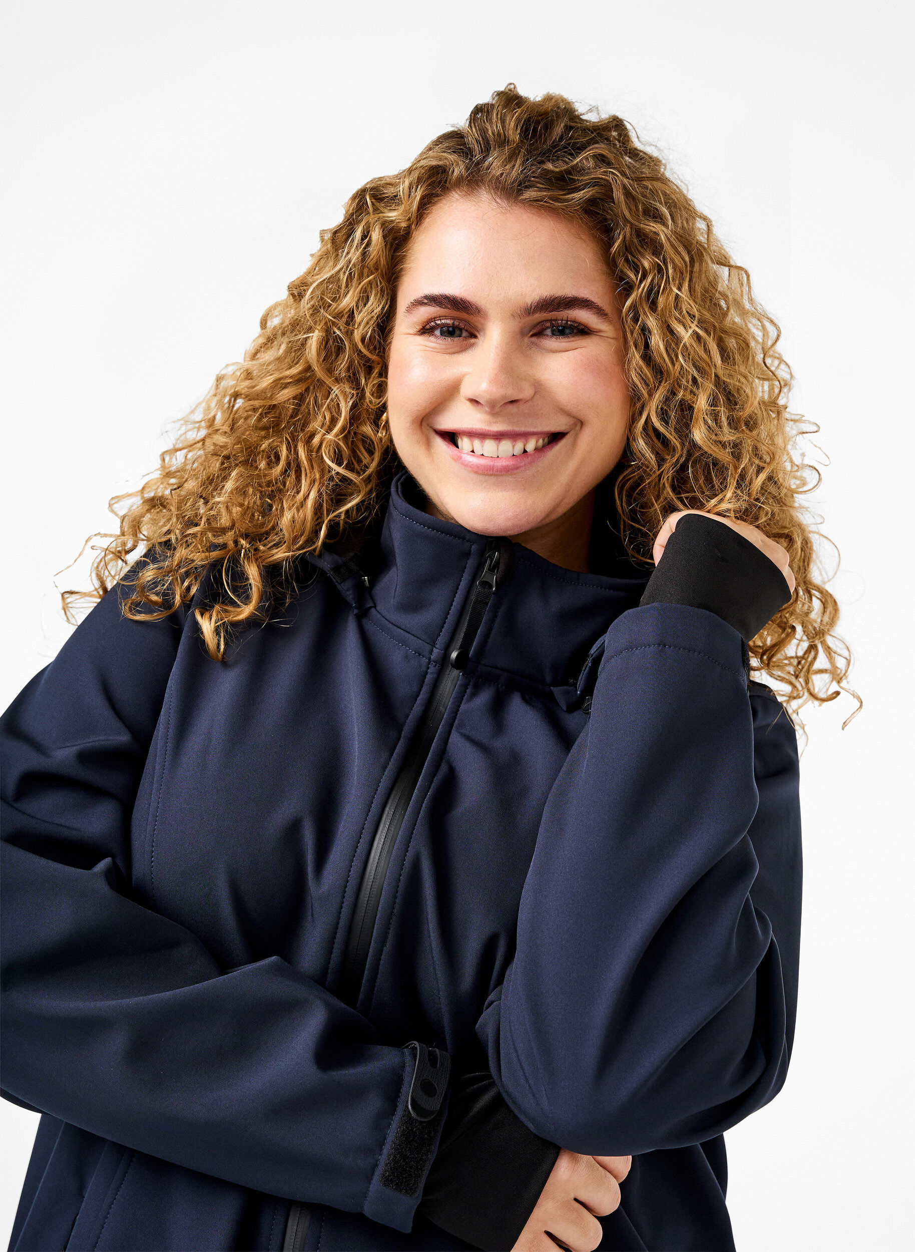 Zizzi Veste courte softshell avec capuche amovible, Bleu, Model image number 4